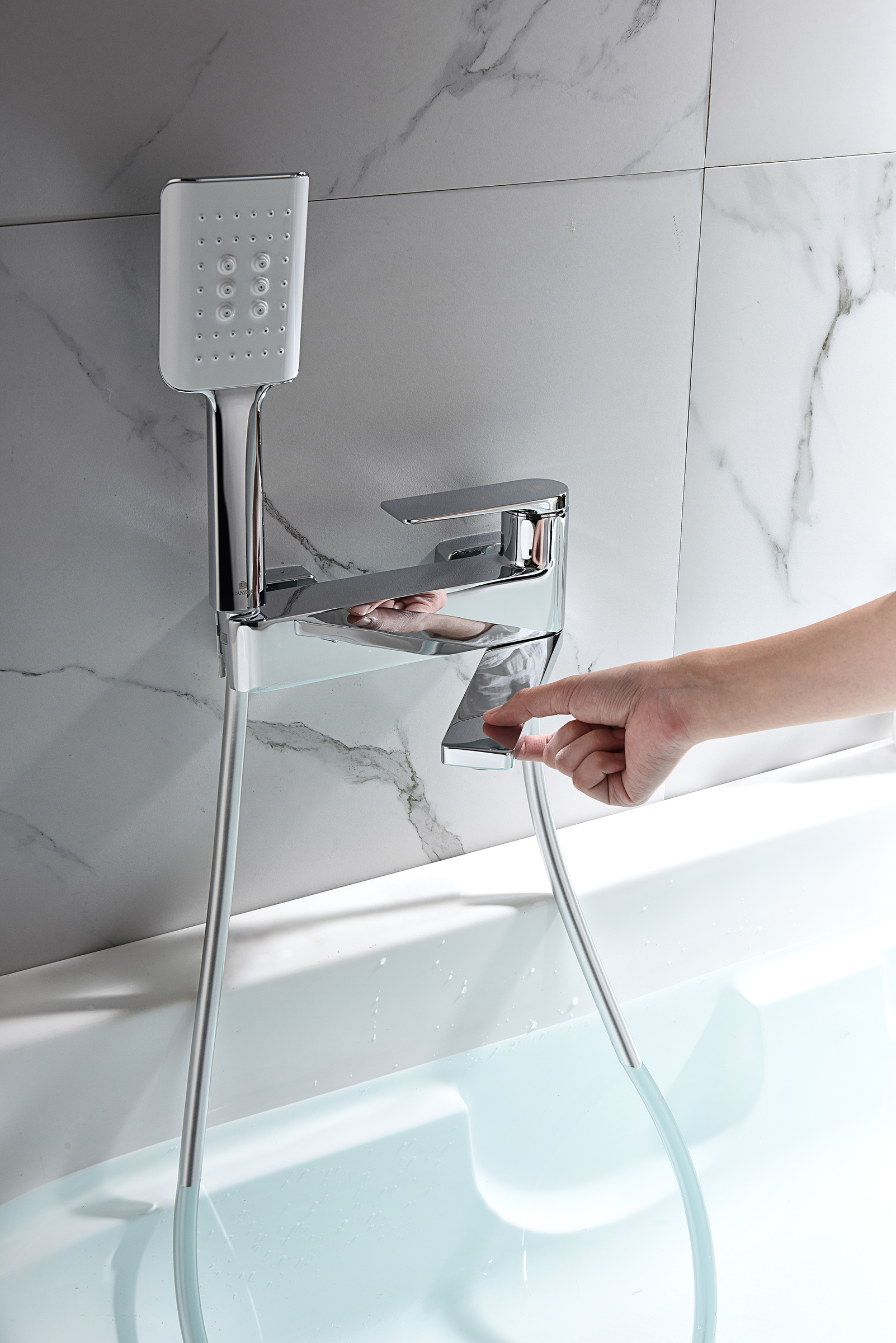 07132 Смеситель од. для ванны кор. (ХРОМ)  GANZER  (8/1шт)