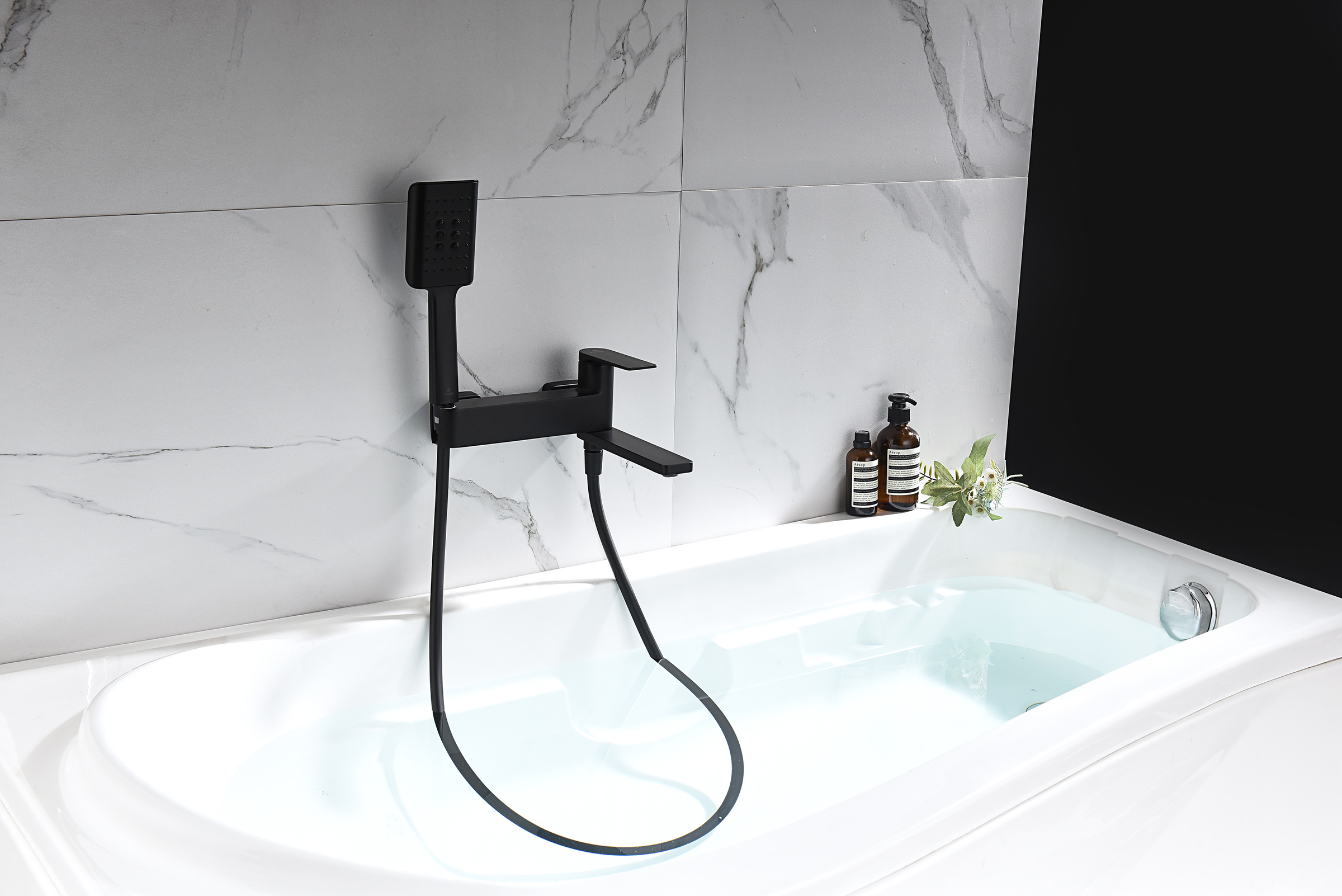 07132-C Смеситель од. для ванны кор. (ЧЕРНЫЙ)  GANZER  (8/1шт)