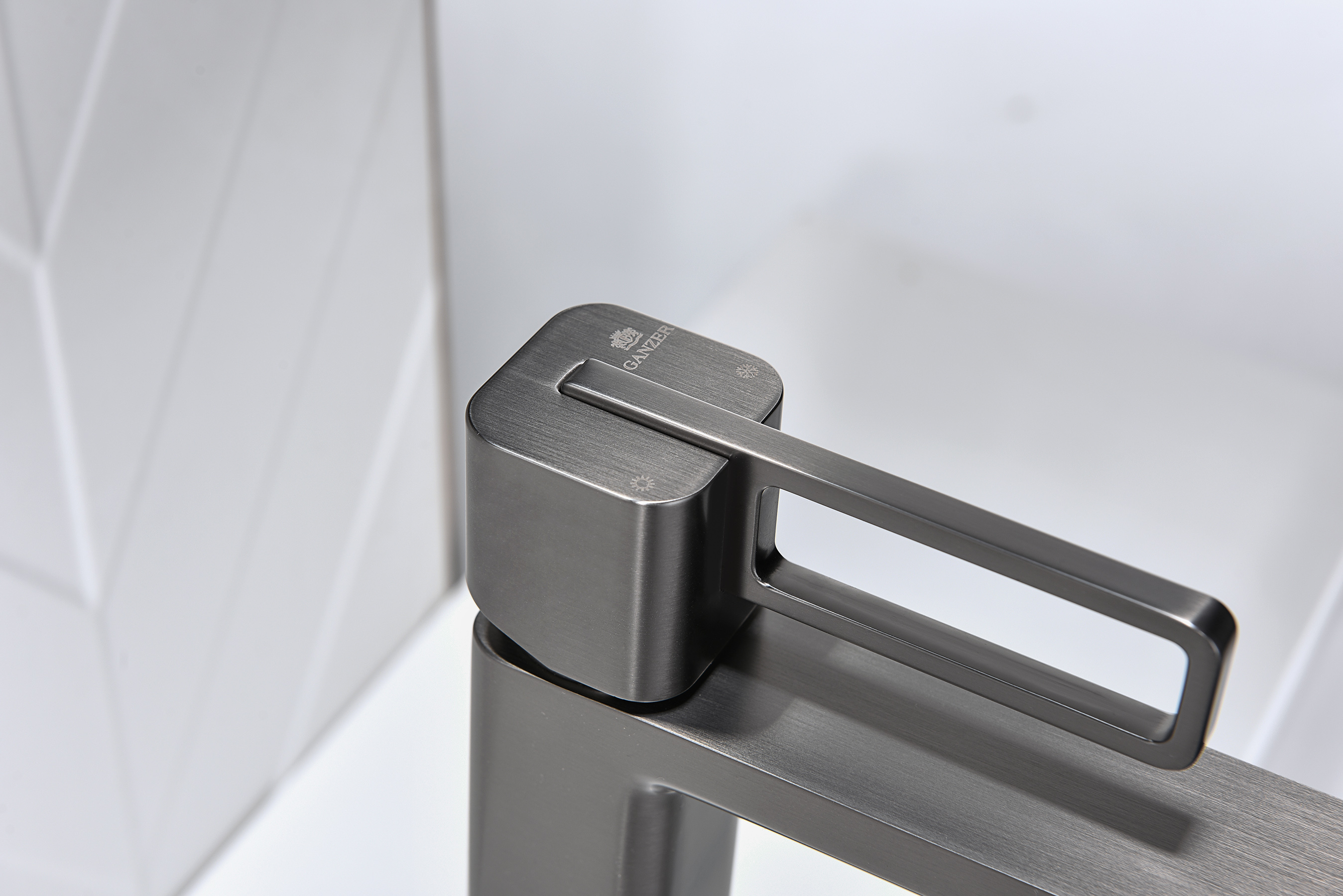 12112-Q Смеситель од. для раковины-чаши (ГРАФИТ) GANZER (10/1шт)