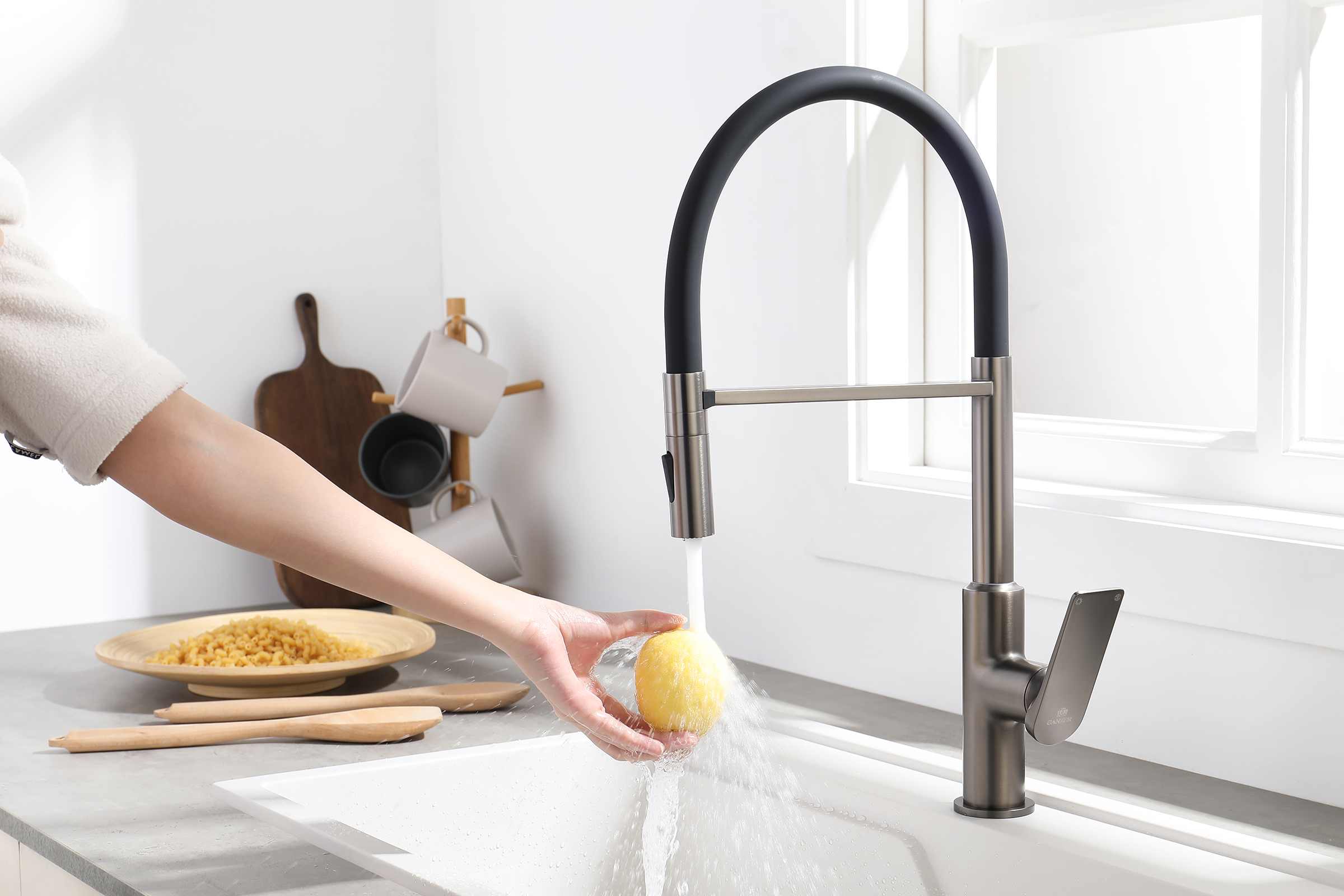 07126-Q Смеситель для кухни с гиб. МАГНИТ. изливом (ГРАФИТ+ЧЕР.) GANZER (10/1шт)