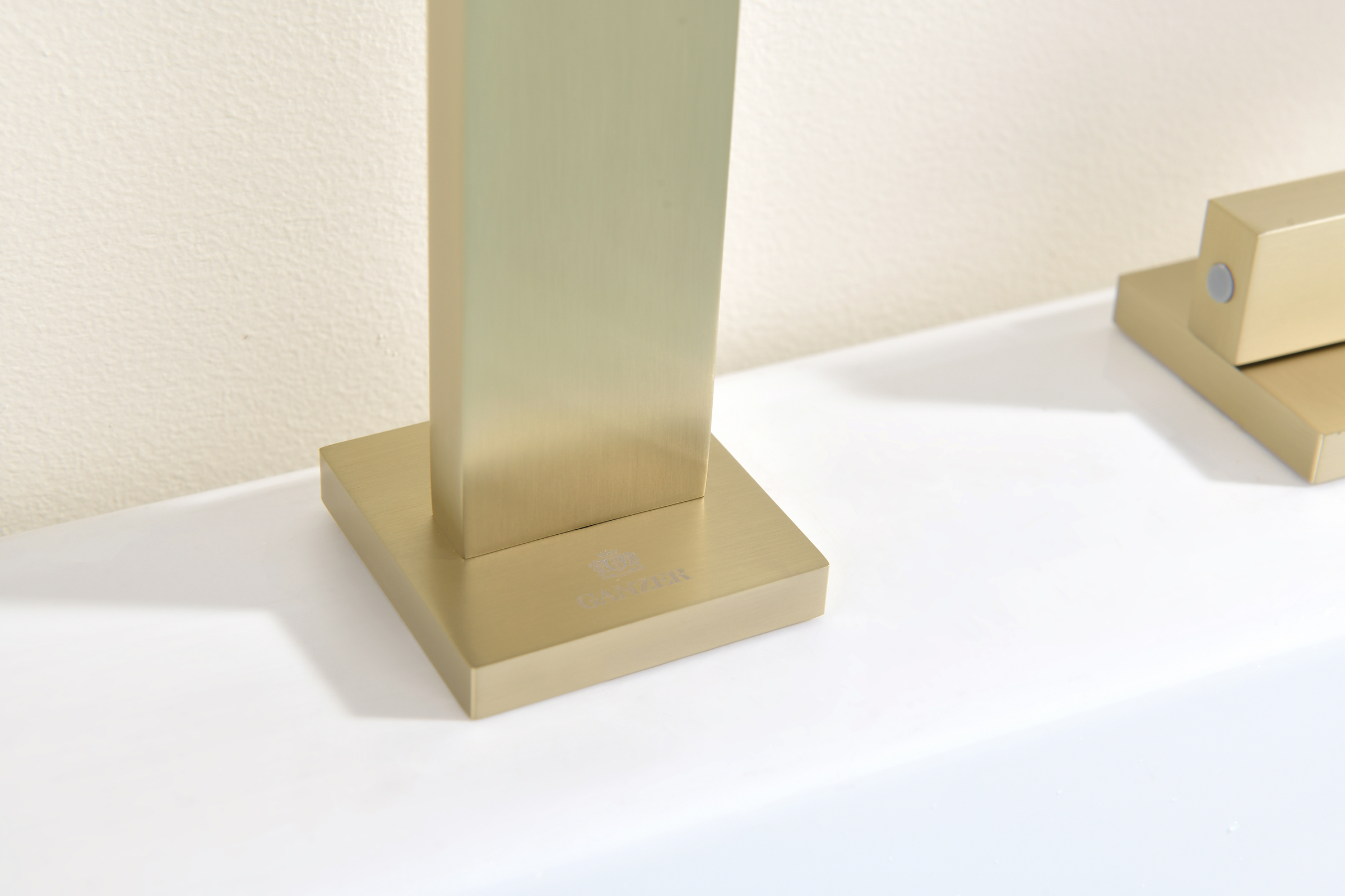 01133-S Смеситель на борт ванны (5-отв,Мат. Золото)  GANZER (10/1шт)