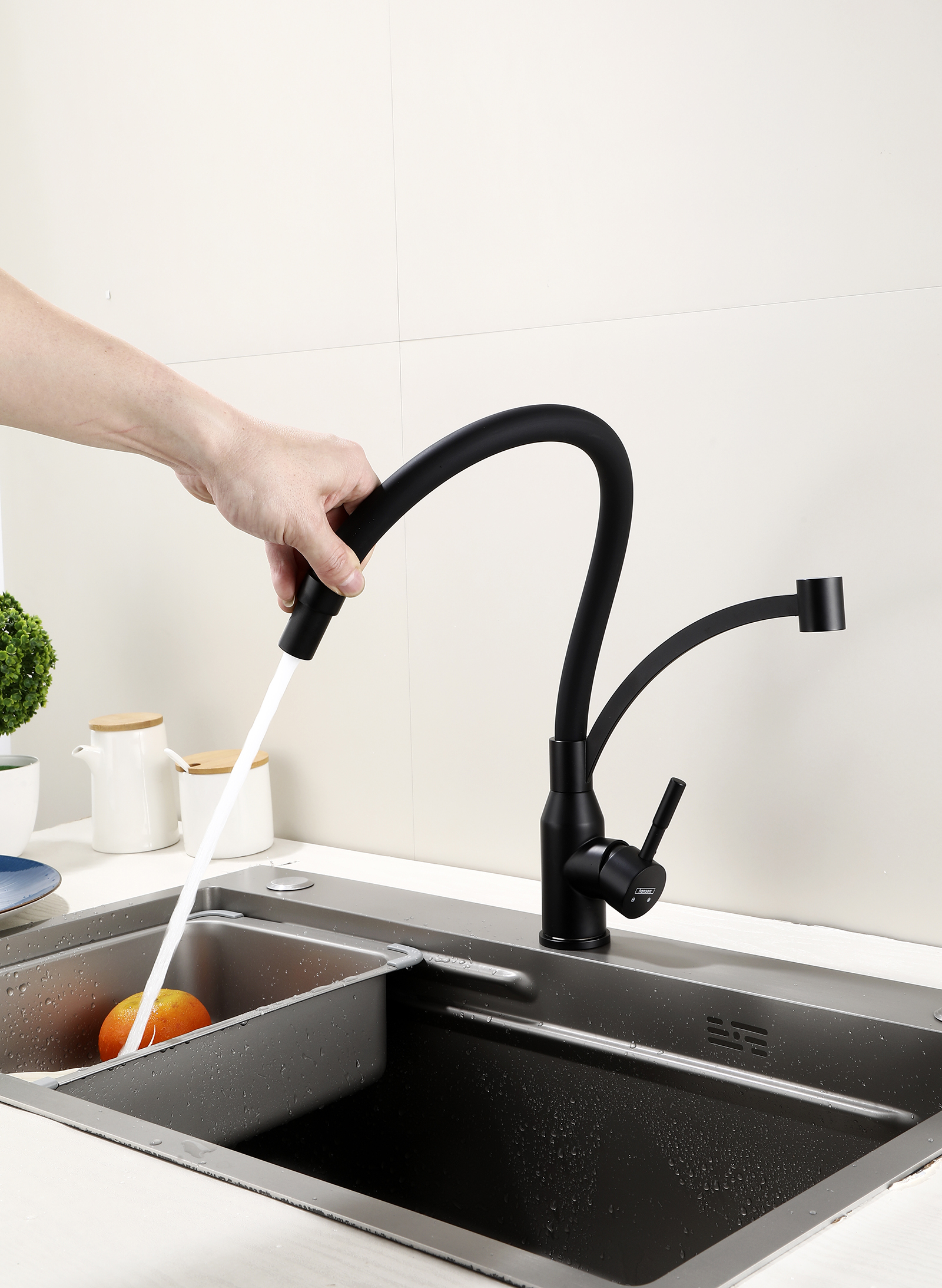 56043-CC Смес. из НЕРЖ. для кух. (ЧЕРНЫЙ с гиб. ЧЕР. изл.) HANSEN  (20/1шт)