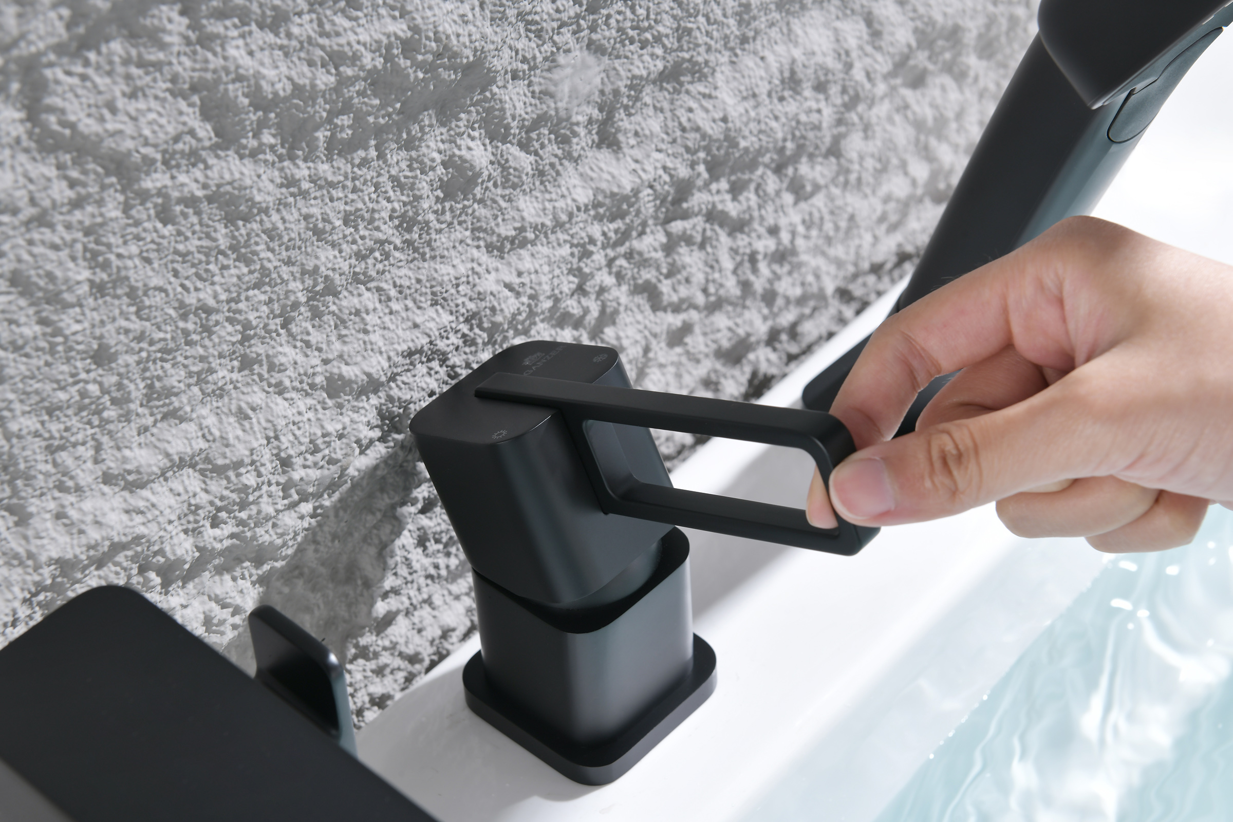 12133-C Смеситель на борт ванны (3-отв,ЧЕРНЫЙ)  GANZER (10/1шт)