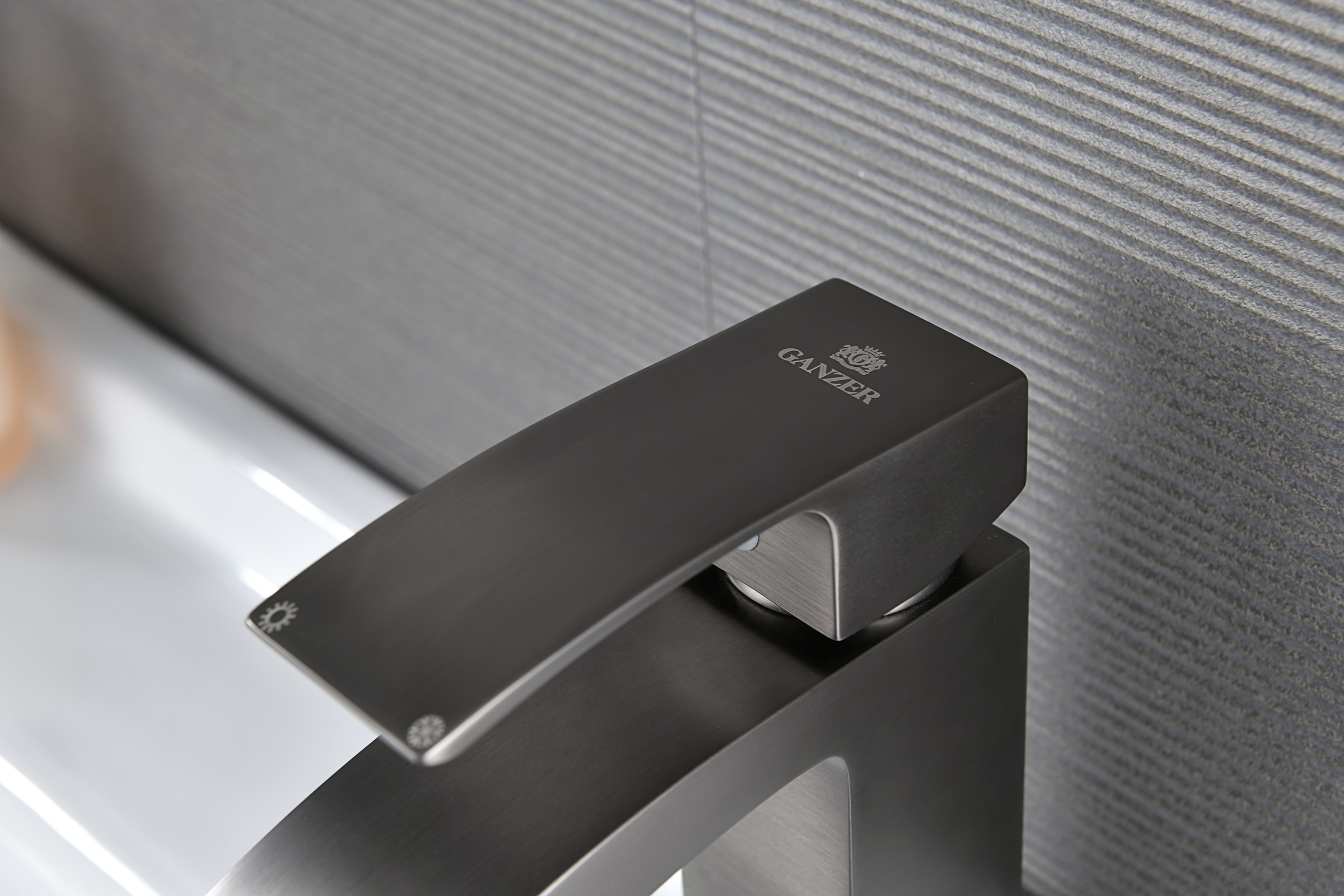 44111-Q Смеситель од. для раковины (ГРАФИТ) GANZER (10/1шт)