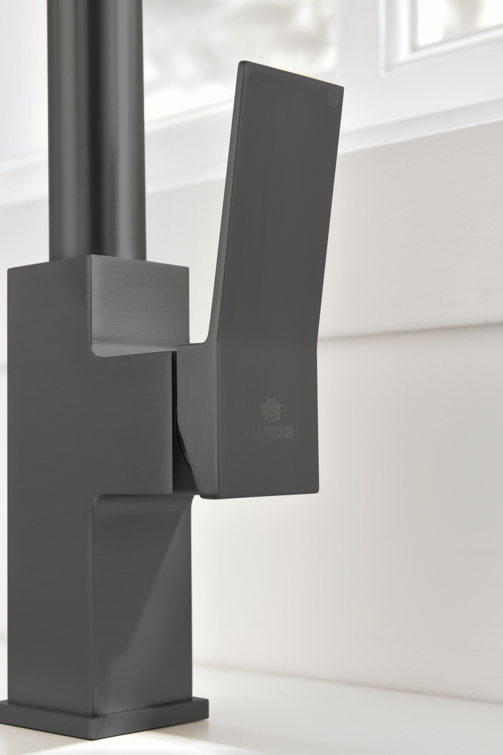 05126-Q Смес. для кухни с гиб МАГ. изл. и под. фильт. (ГРАФИТ) GANZER (10/1шт)