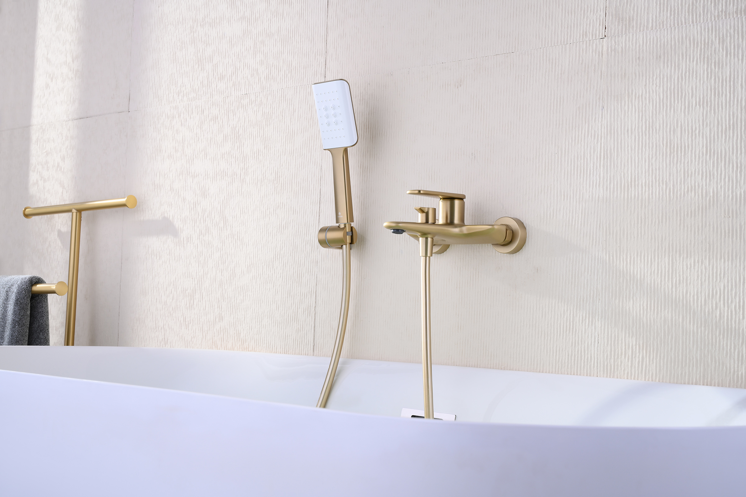 02131-S Смеситель од. для ванны кор. (Мат. Золото)  GANZER  (8/1шт)