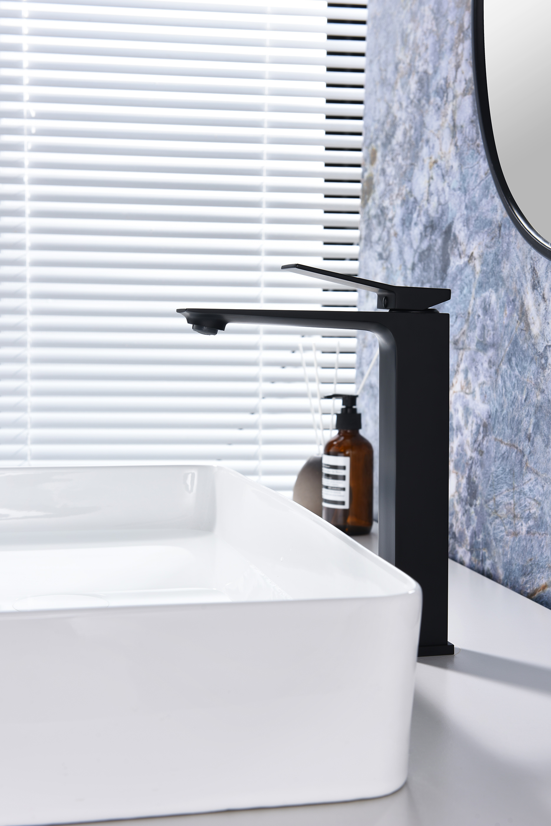 05112-C Смеситель од. для раковины-чаши (ЧЕРНЫЙ) GANZER (10/1шт)