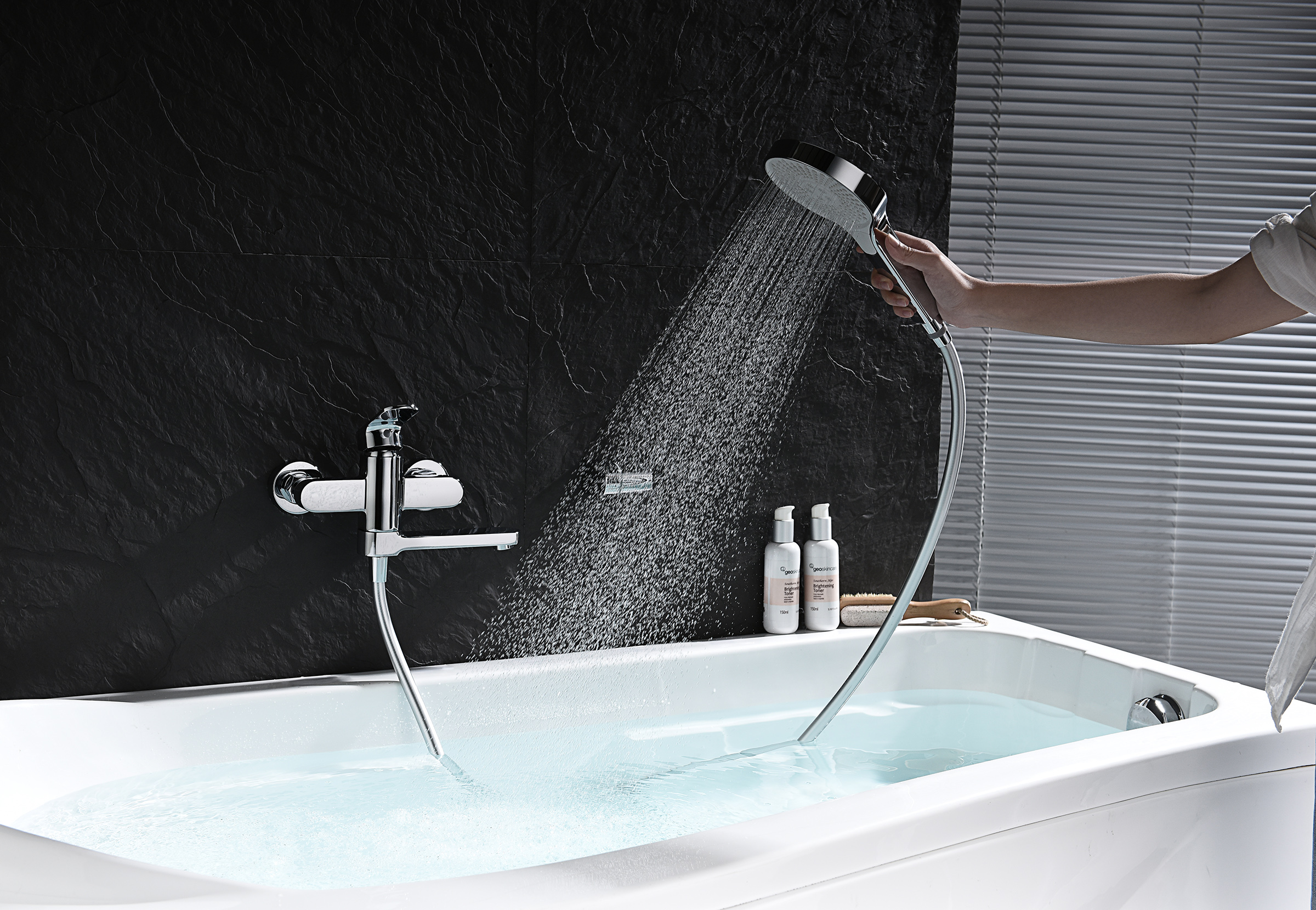 06132 Смеситель од. для ванны кор. (ХРОМ)  GANZER  (8/1шт)