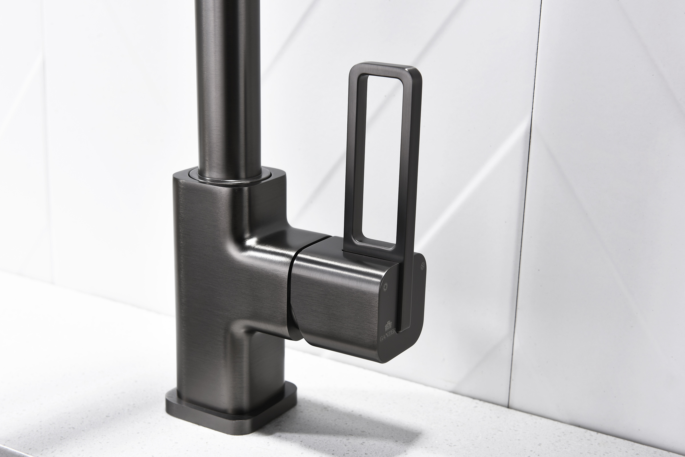 12127-QC Смеситель для кухни с гиб. МАГНИТ. изливом (ГРАФИТ+ЧЕР.) GANZER (10/1шт)