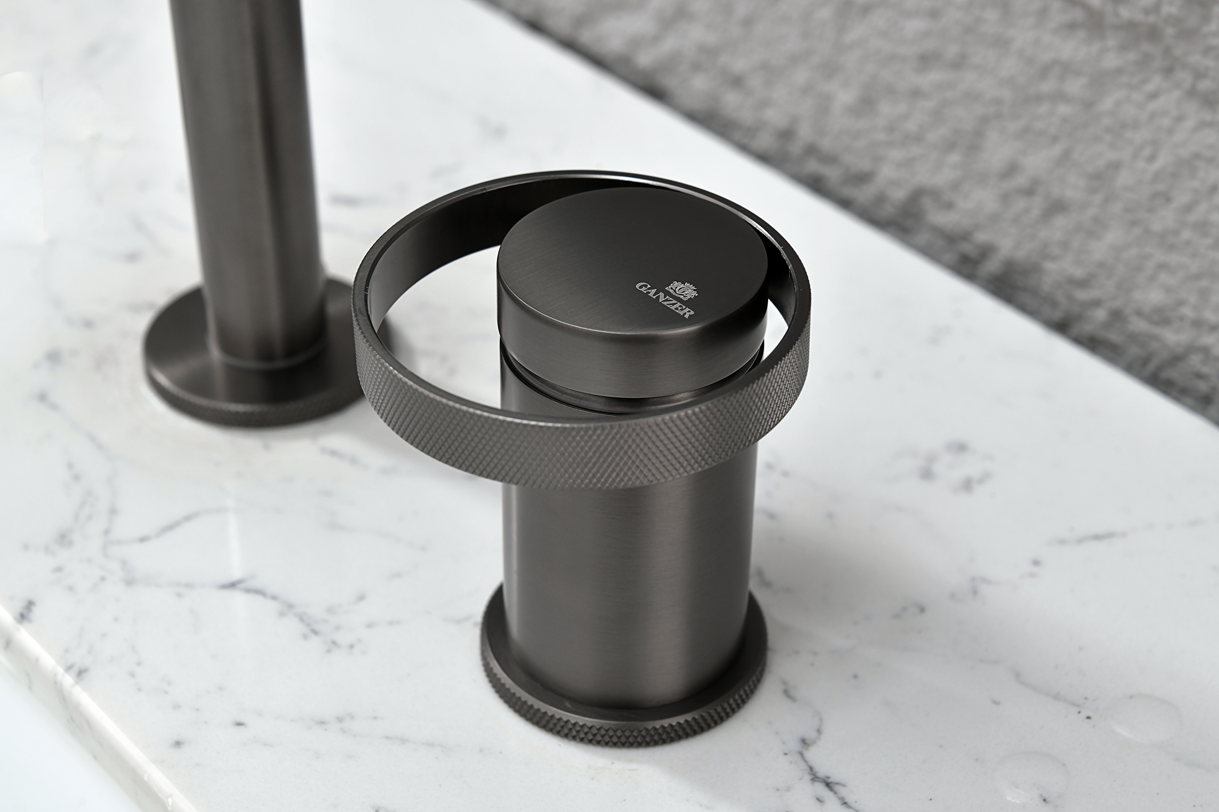 19114-Q Смеситель на борт раковины (2-отв,ГРАФИТ)  GANZER (10/1шт)