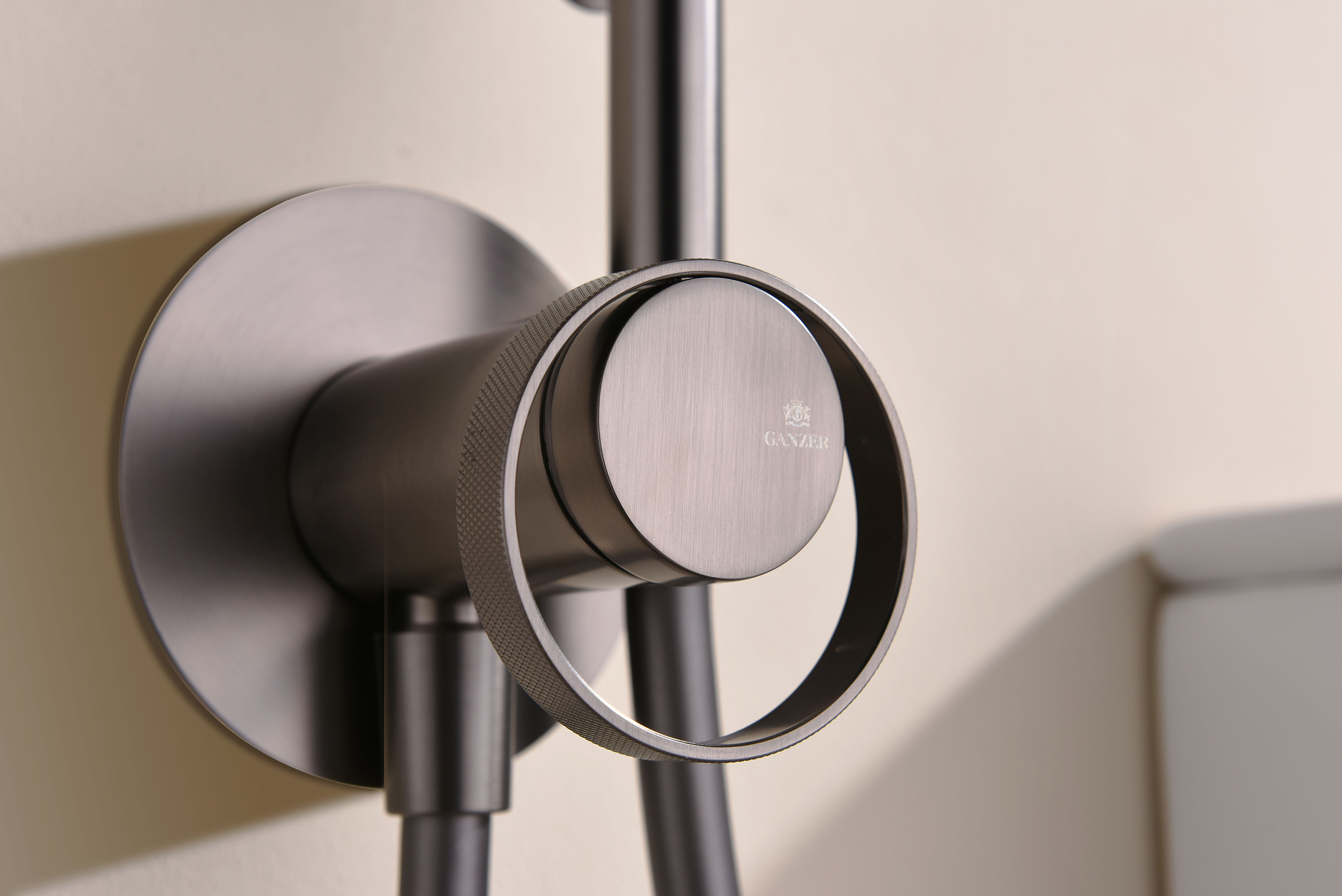 19157-Q Смеситель встраиваемый с ГИГ. душем (ГРАФИТ) GANZER (10/1шт)