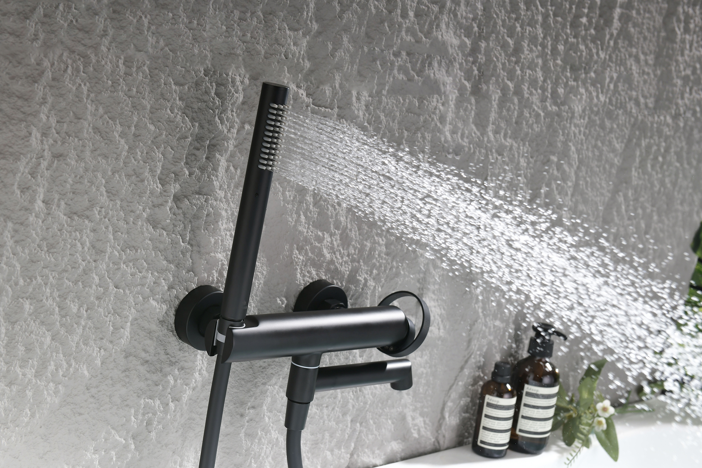 19132-C Смеситель од. для ванны кор. (ЧЕРНЫЙ)  GANZER  (8/1шт)