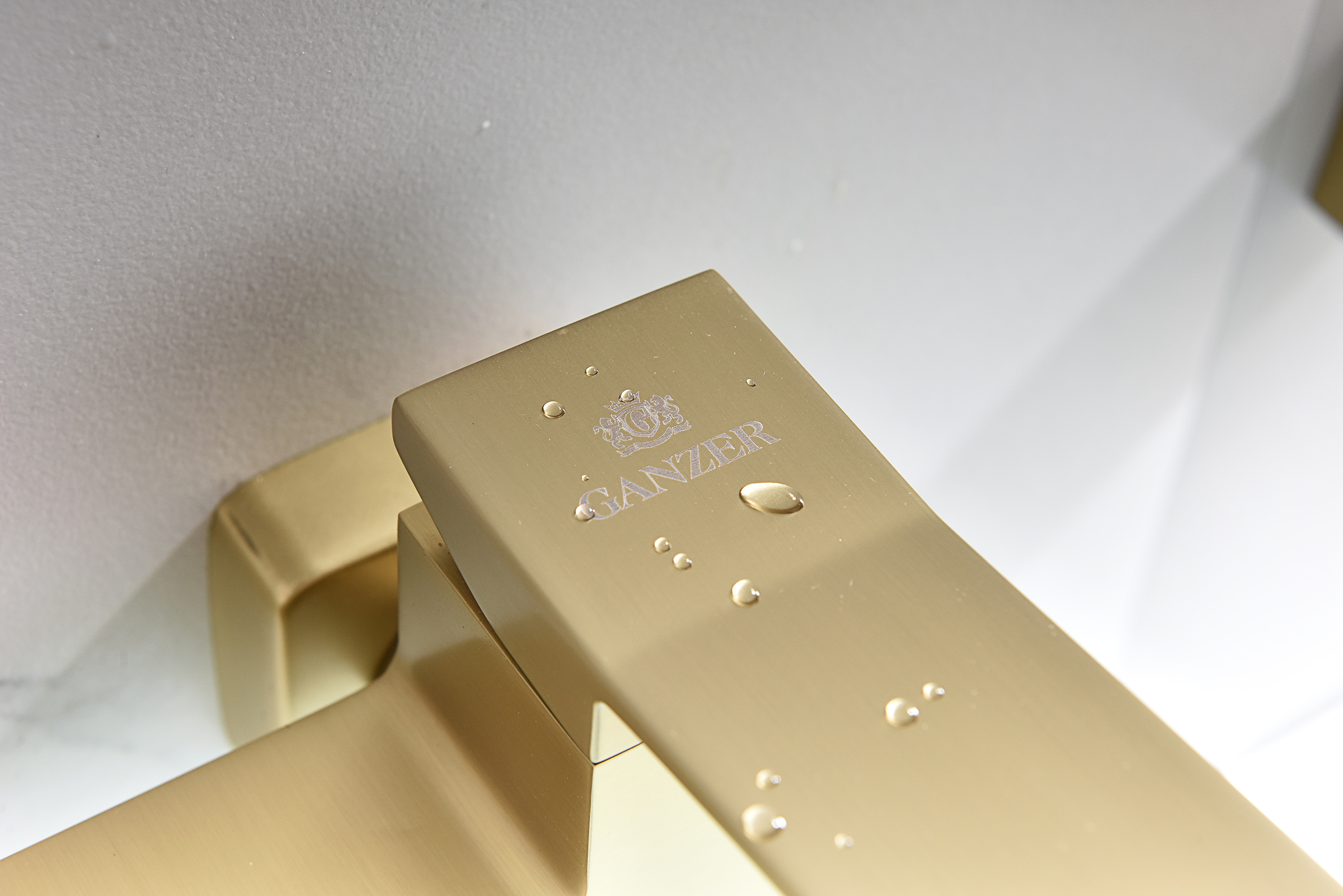 05132-S Смеситель од. для ванны кор. (Мат. Золото)  GANZER  (8/1шт)