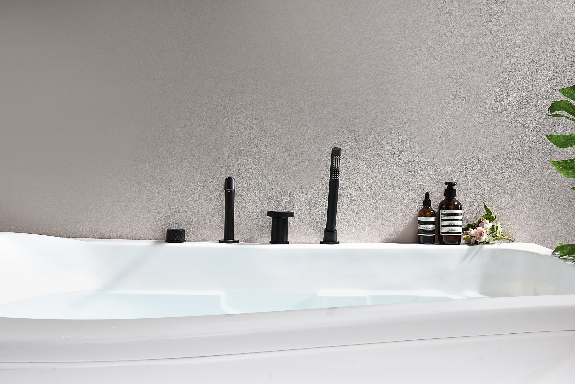 19133-C Смеситель на борт ванны (4-отв,ЧЕРНЫЙ)  GANZER (6/1шт)