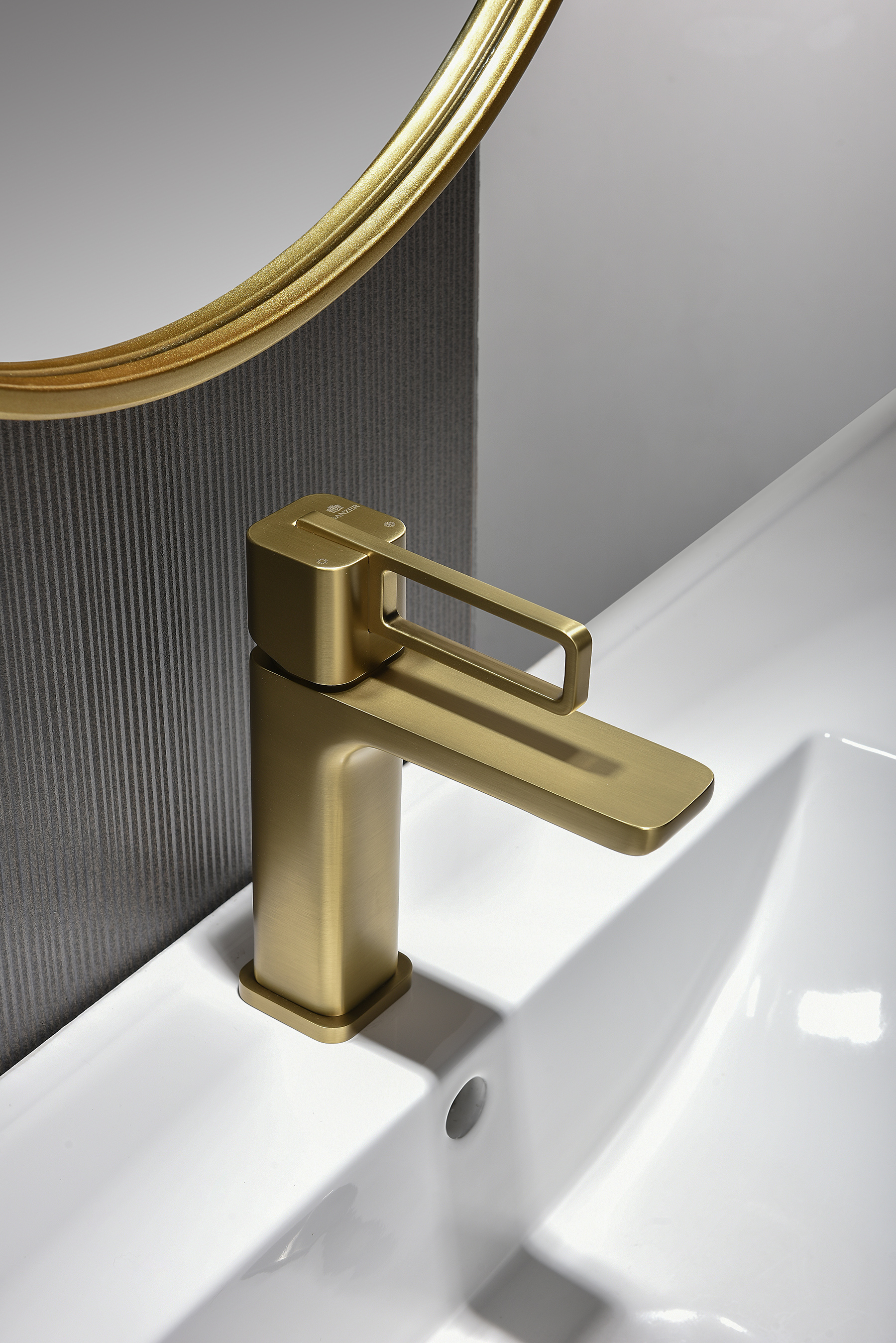 12111-S Смеситель од. для раковины (Мат. Золото) GANZER (10/1шт)