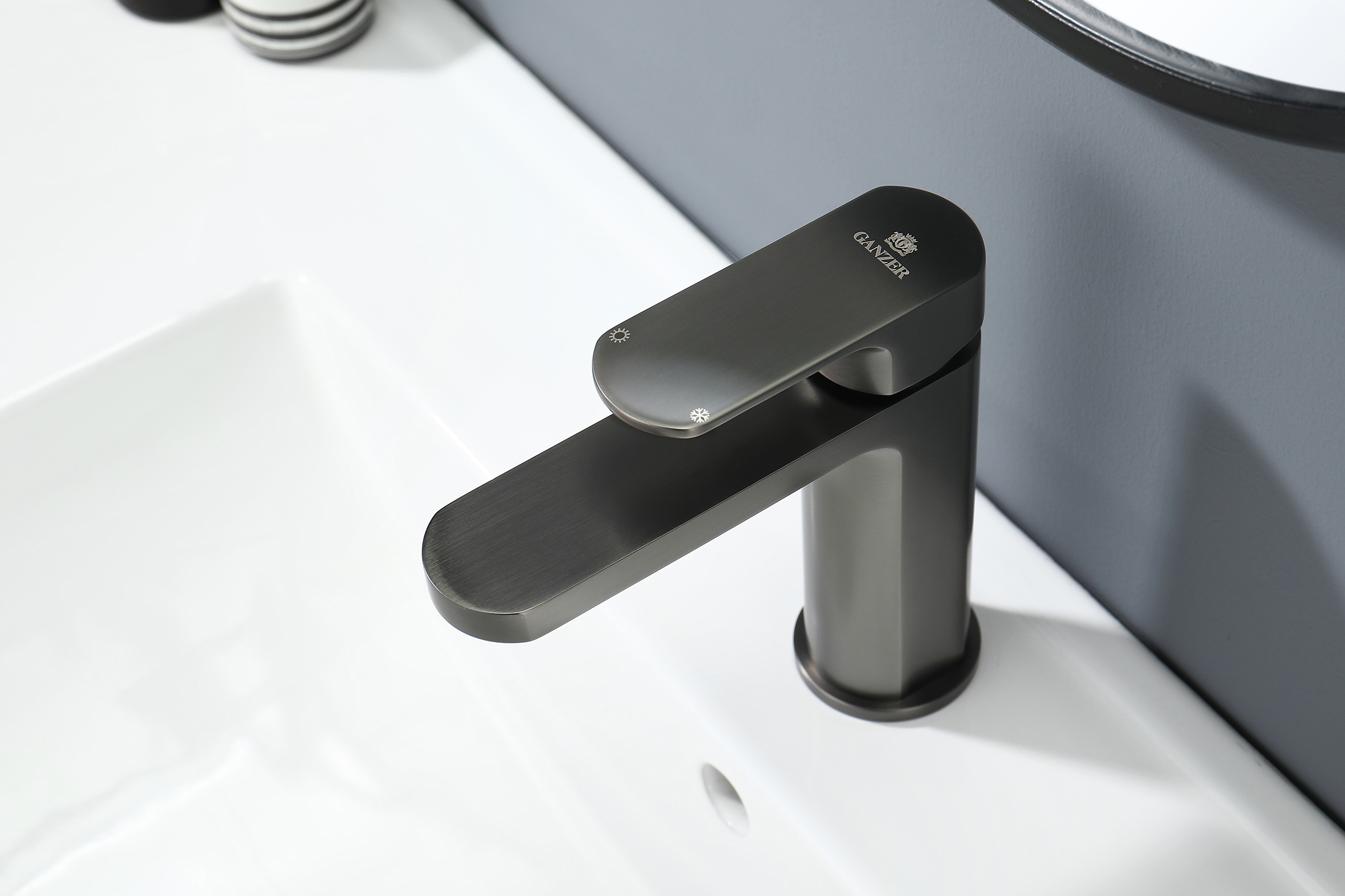 06111-Q Смеситель од. для раковины (ГРАФИТ) GANZER (10/1шт)