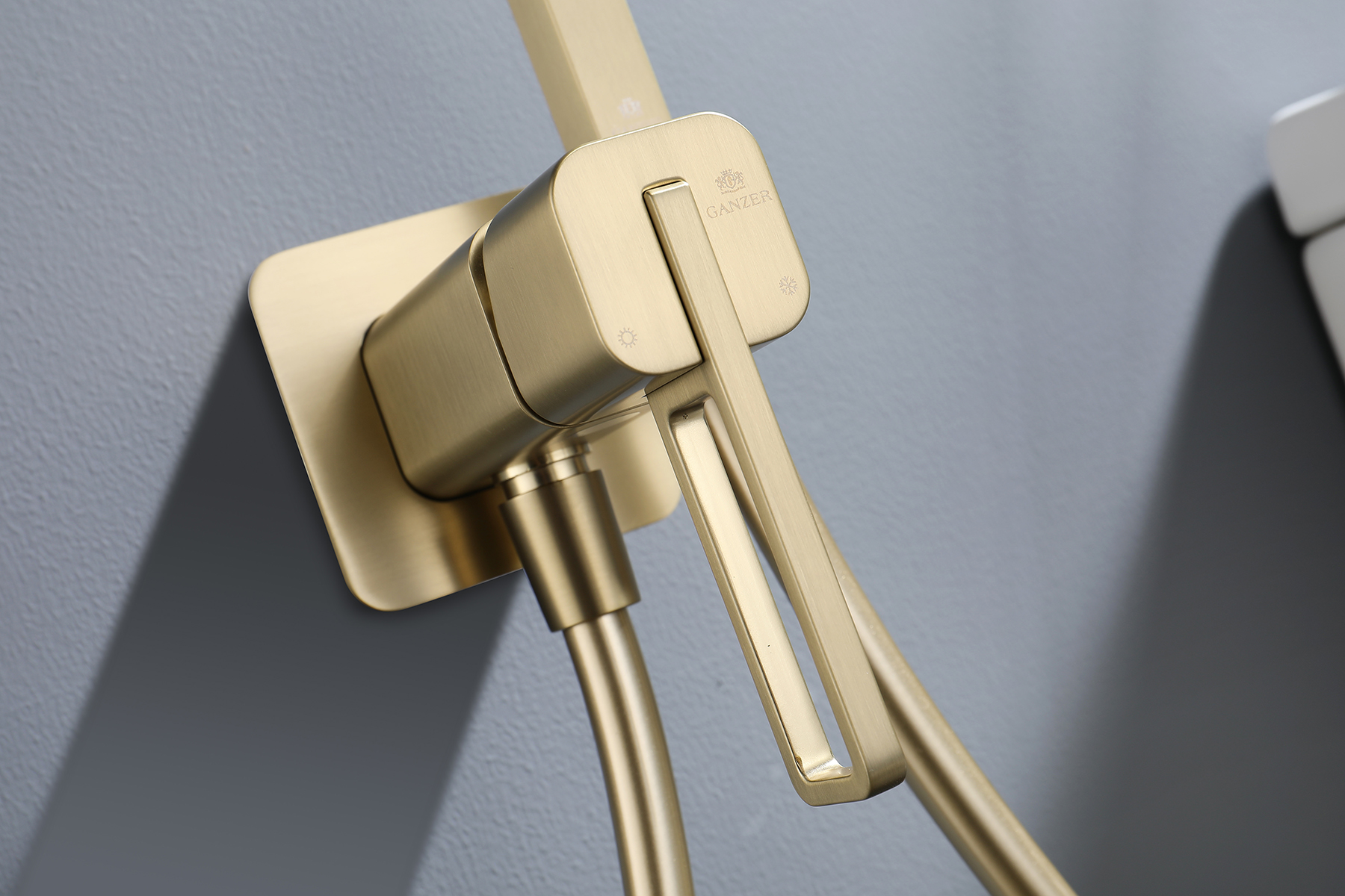 12157-S Смеситель встраиваемый с ГИГ. душем (Мат. Золото) GANZER (10/1шт)