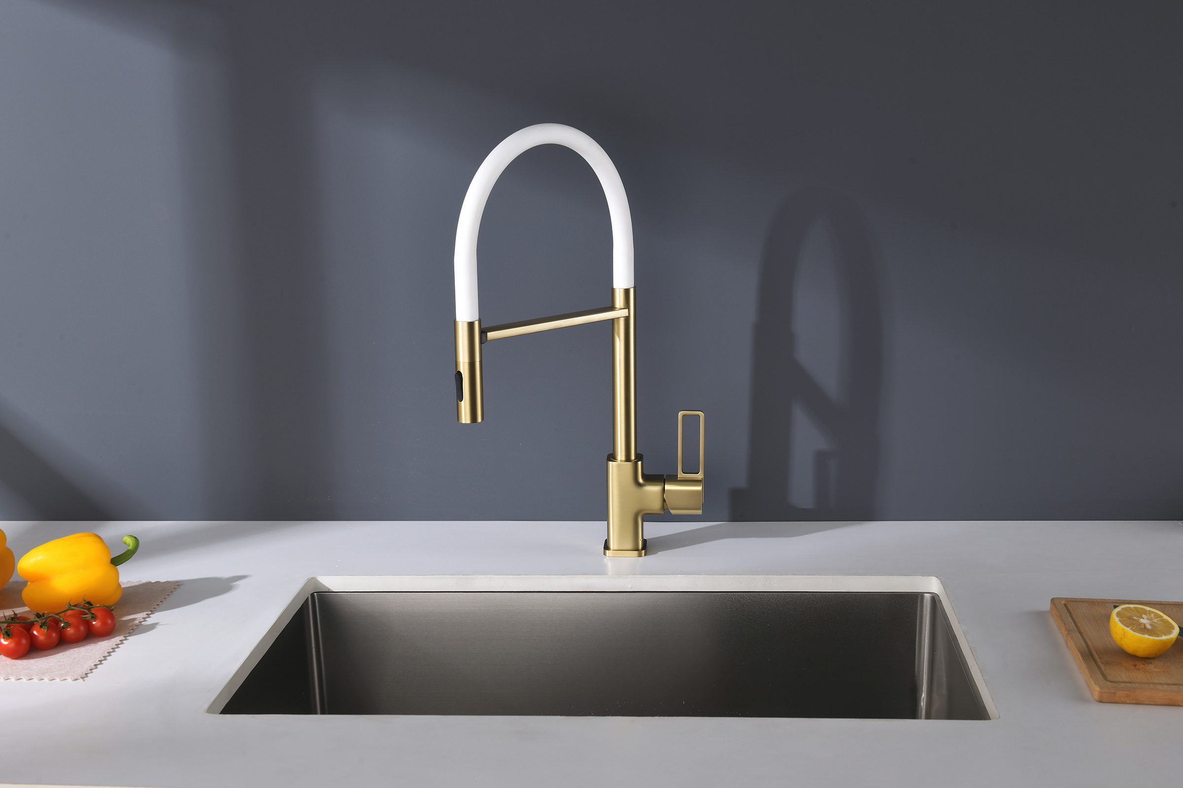 12127-SF Смеситель для кухни с гиб. МАГНИТ. изливом (Мат. Золото+БЕЛЫЙ.) GANZER (10/1шт)