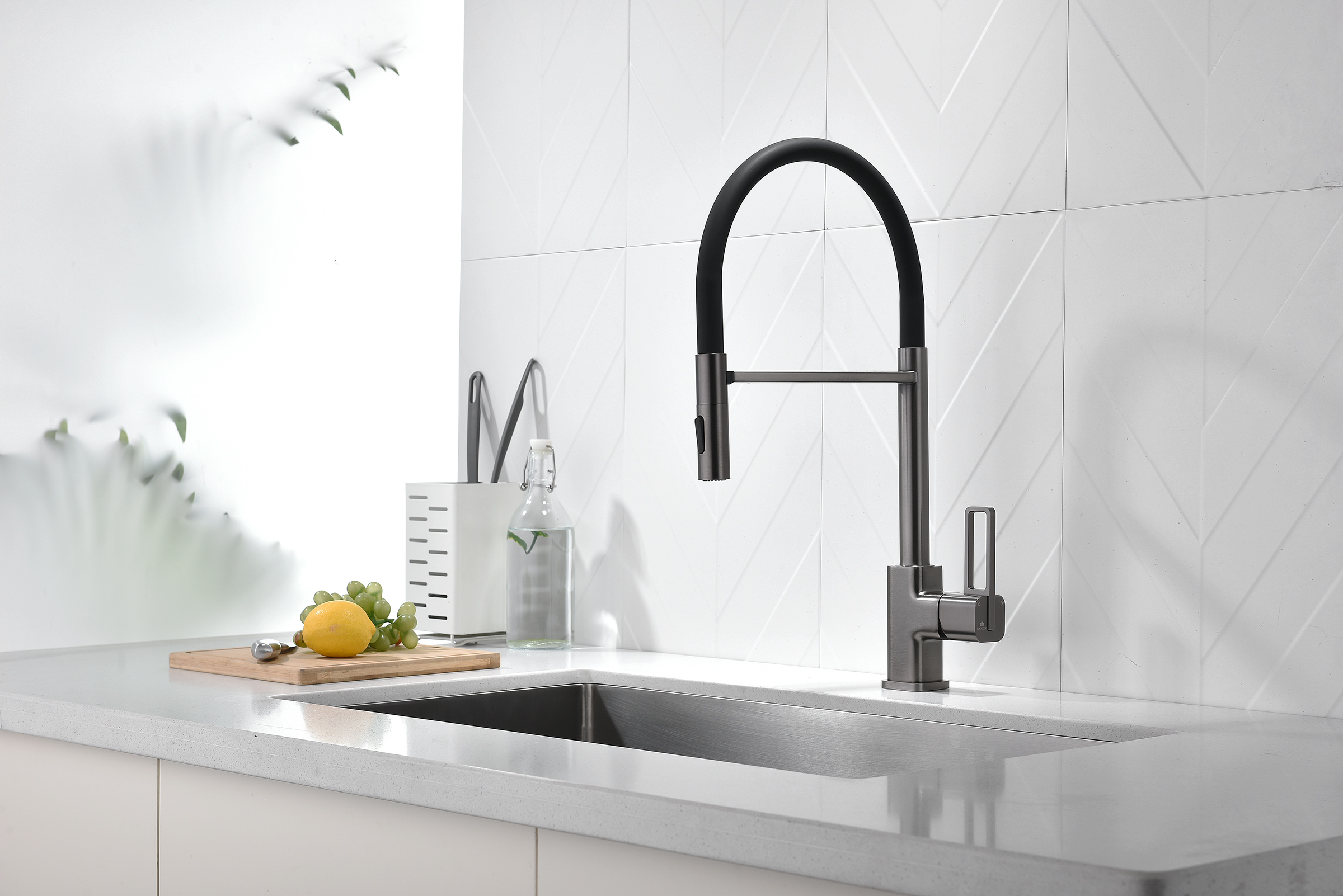 12127-QC Смеситель для кухни с гиб. МАГНИТ. изливом (ГРАФИТ+ЧЕР.) GANZER (10/1шт)