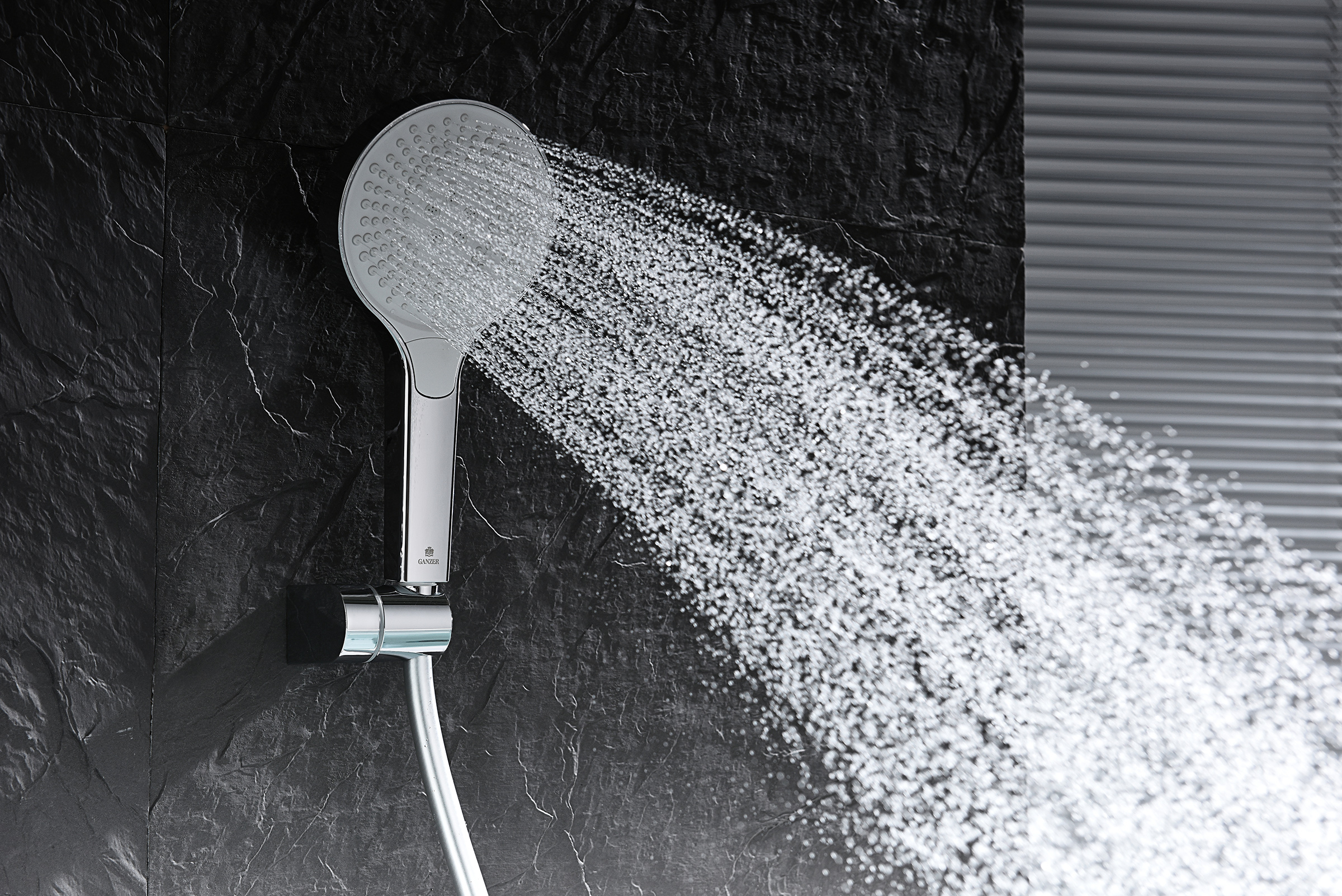 06132 Смеситель од. для ванны кор. (ХРОМ)  GANZER  (8/1шт)