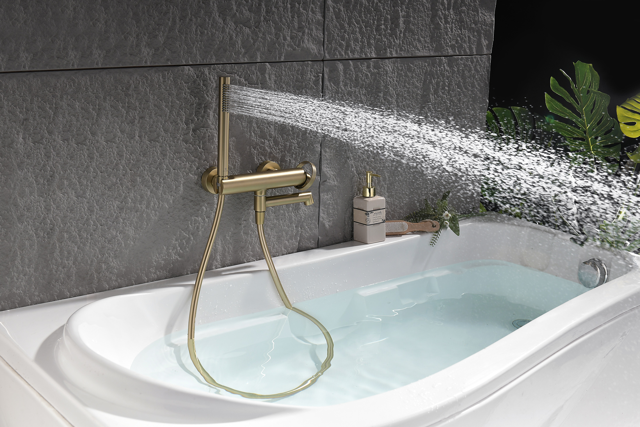 19132-S Смеситель од. для ванны кор. (Мат. Золото)  GANZER  (8/1шт)