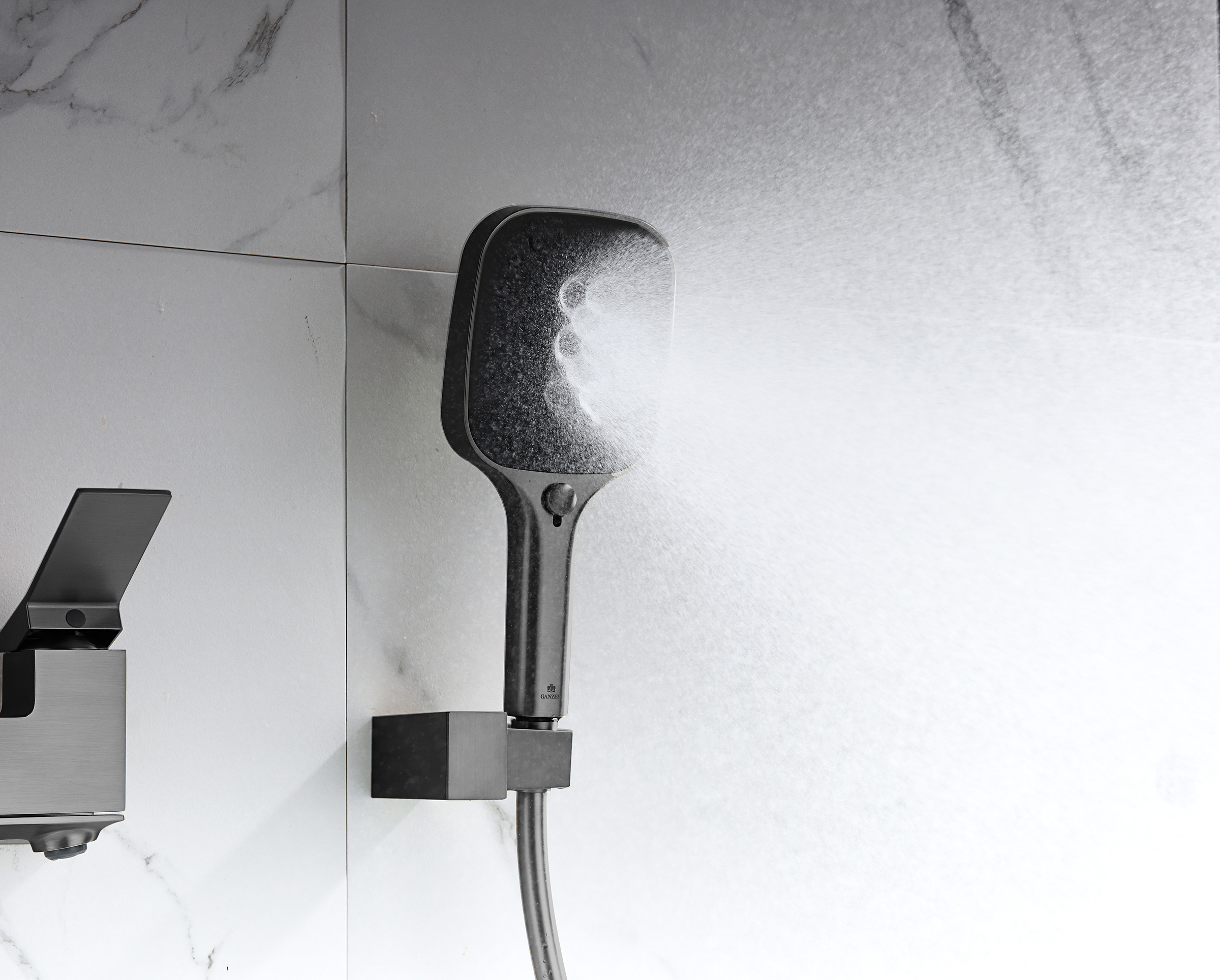 05132-Q Смеситель од. для ванны кор. (ГРАФИТ)  GANZER  (8/1шт)