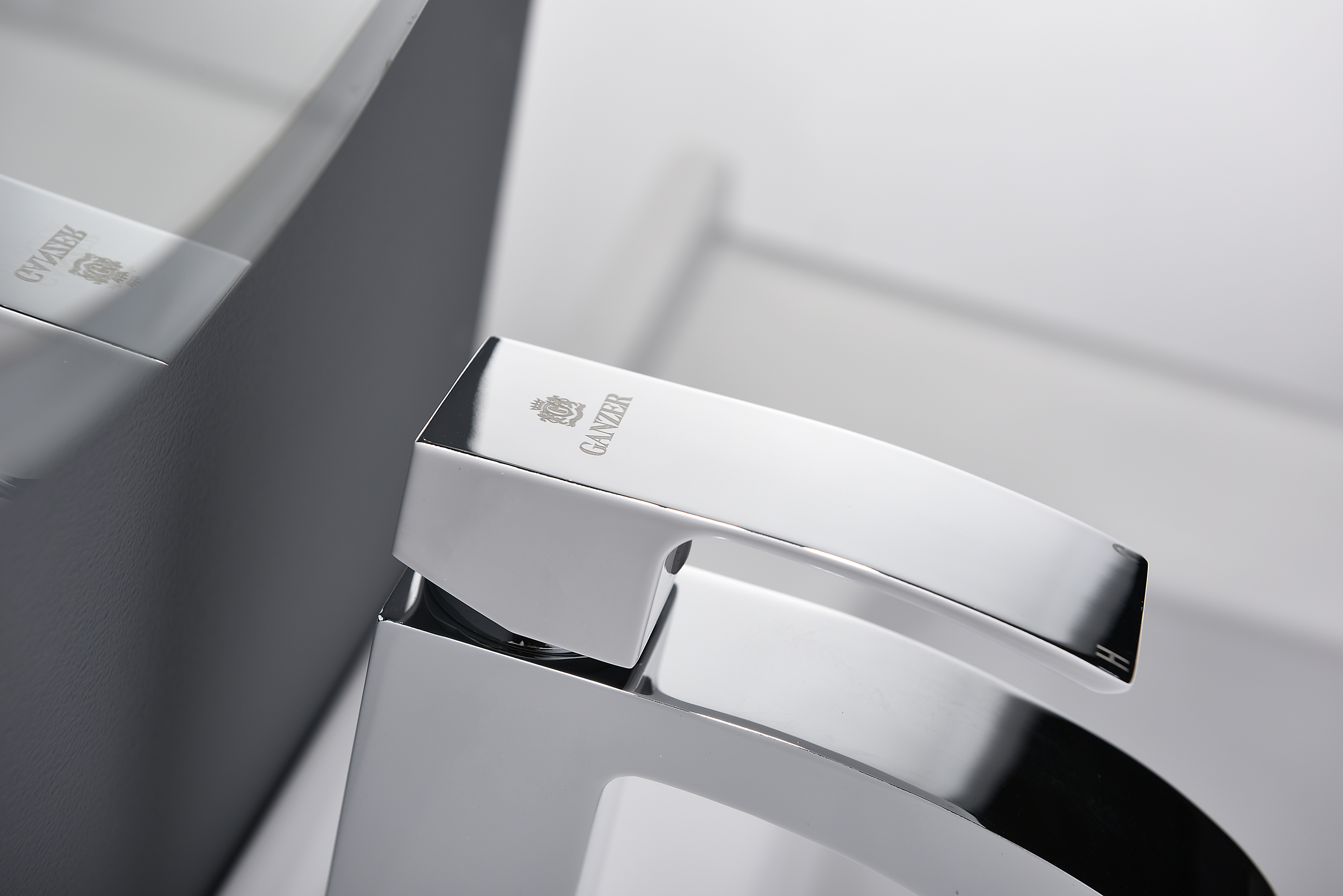 44111-F Смеситель од. для раковины (БЕЛЫЙ) GANZER (10/1шт)