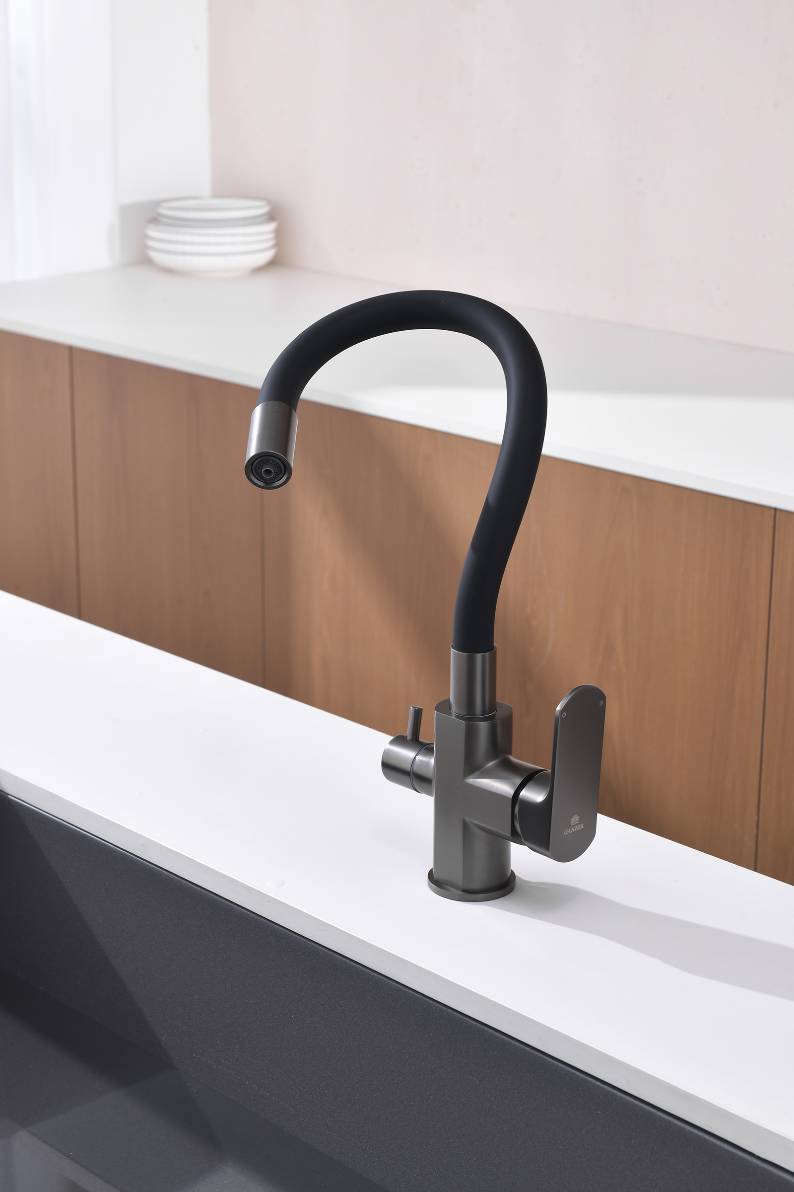 06127-Q Смеситель для кухни с гиб. изл. и под. фильтра (ГРАФИТ) GANZER (10/1шт)