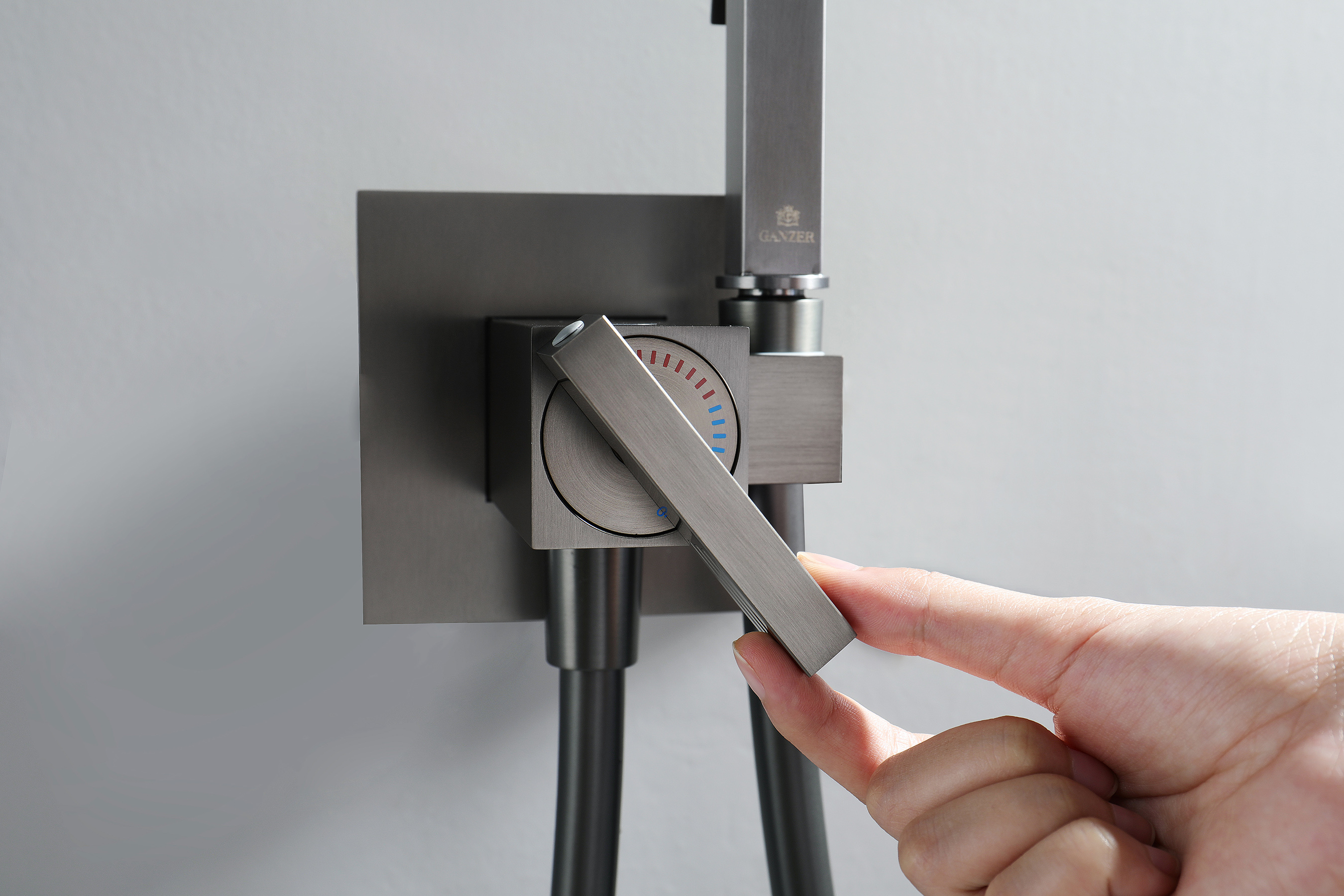 01157-Q Смеситель встраиваемый с ГИГ. душом (ГРАФИТ) GANZER (10/1шт)