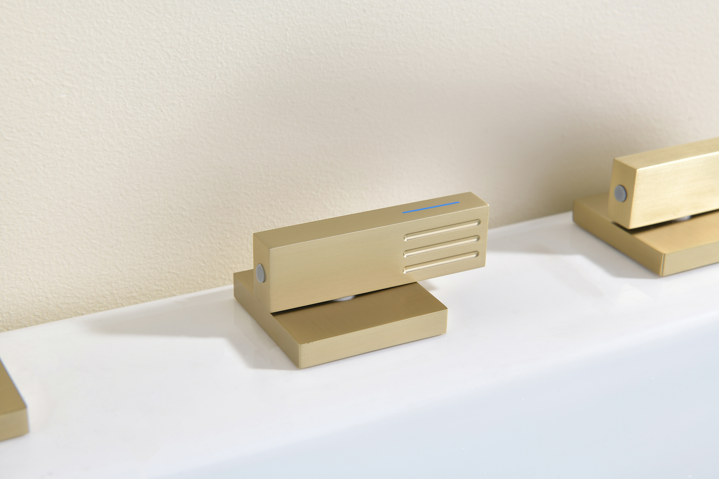 01133-S Смеситель на борт ванны (5-отв,Мат. Золото)  GANZER (10/1шт)