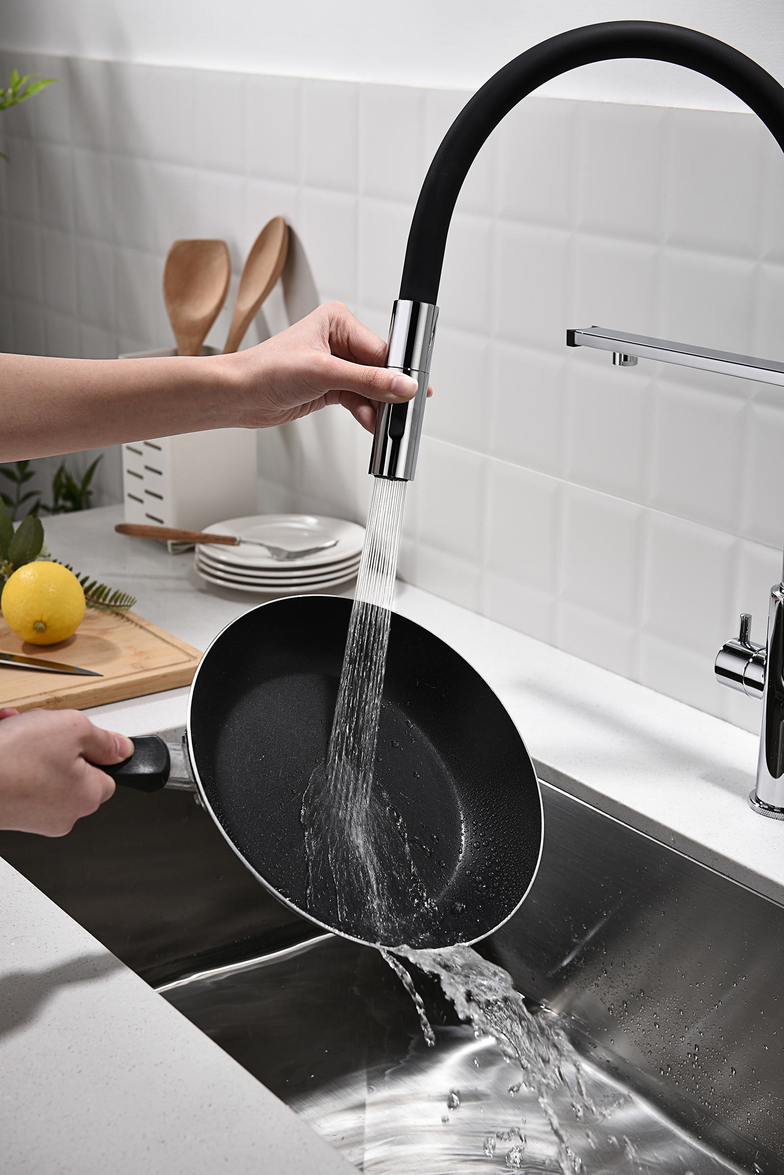 19127 Смес. для кухни с гиб МАГ. изл. и под. фильт. (ХРОМ+ЧЕР.) GANZER (10/1шт)