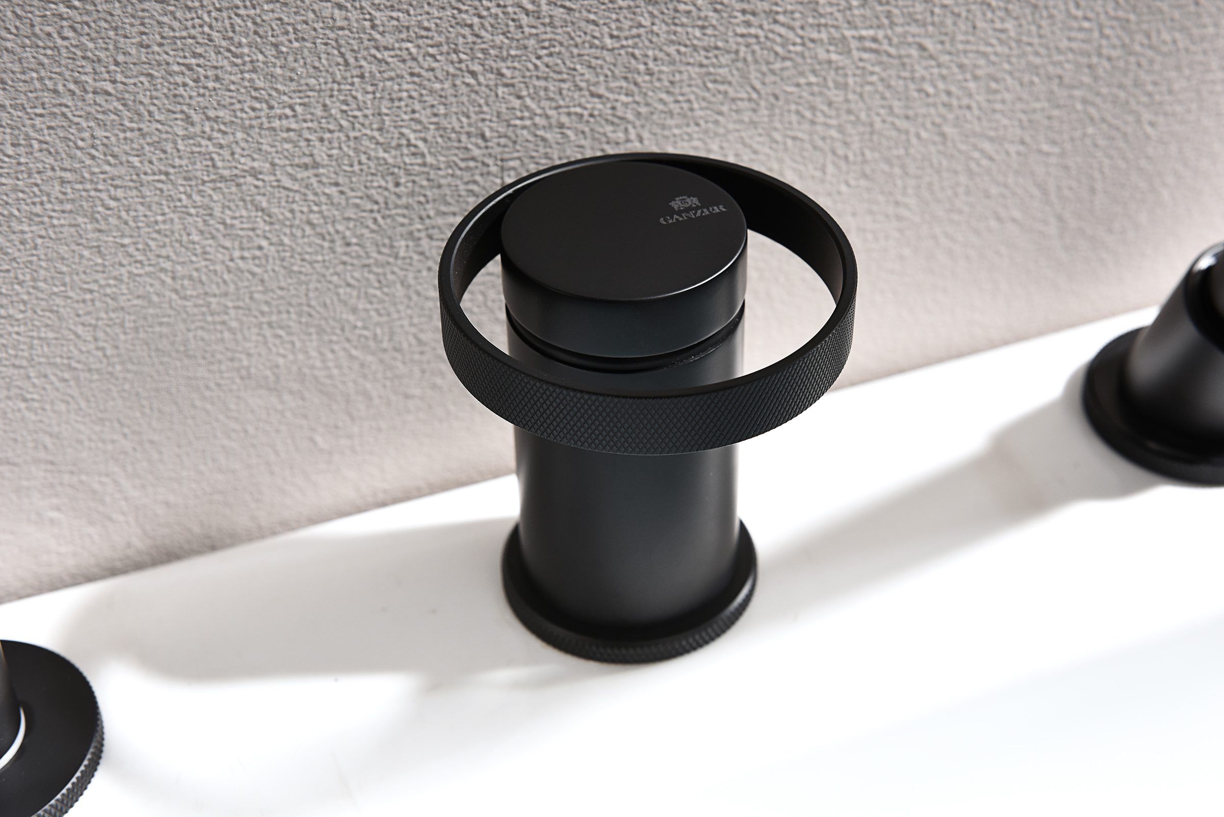 19133-C Смеситель на борт ванны (4-отв,ЧЕРНЫЙ)  GANZER (6/1шт)