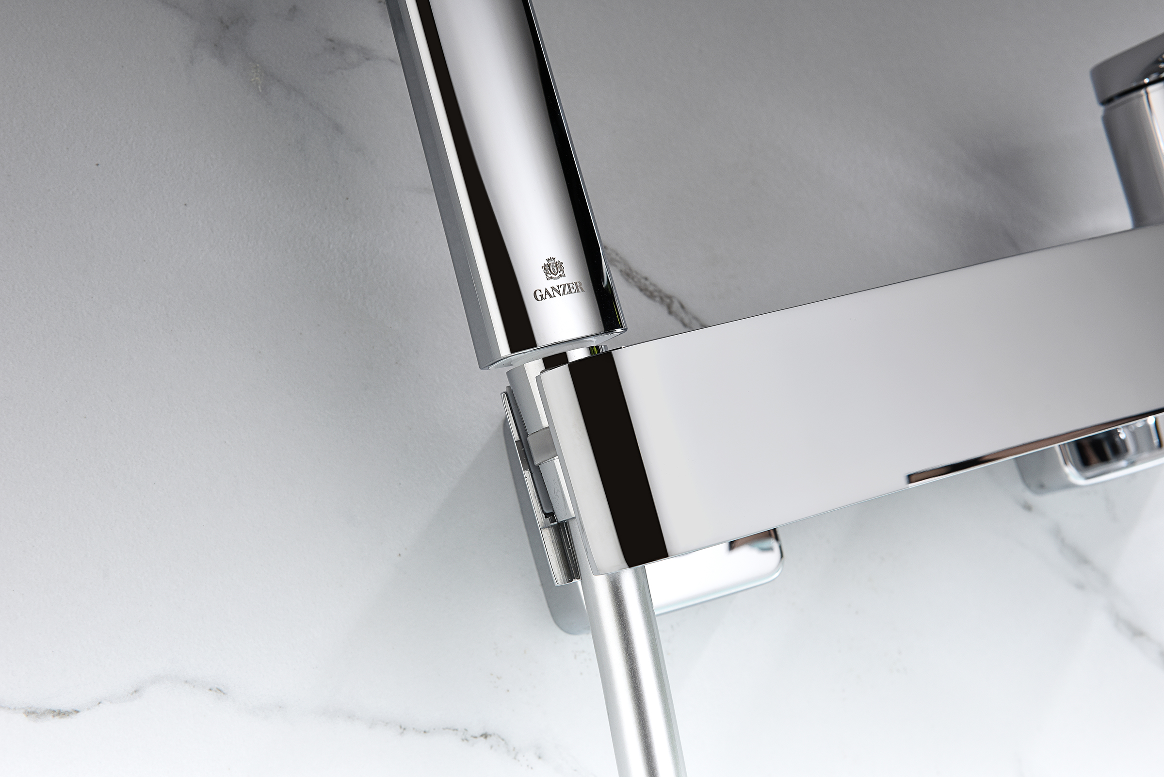 07132 Смеситель од. для ванны кор. (ХРОМ)  GANZER  (8/1шт)