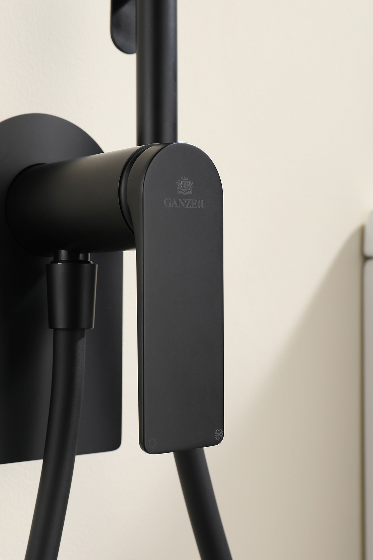 07157-C Смеситель встраиваемый с ГИГ. душом (ЧЕРНЫЙ) GANZER (10/1шт)