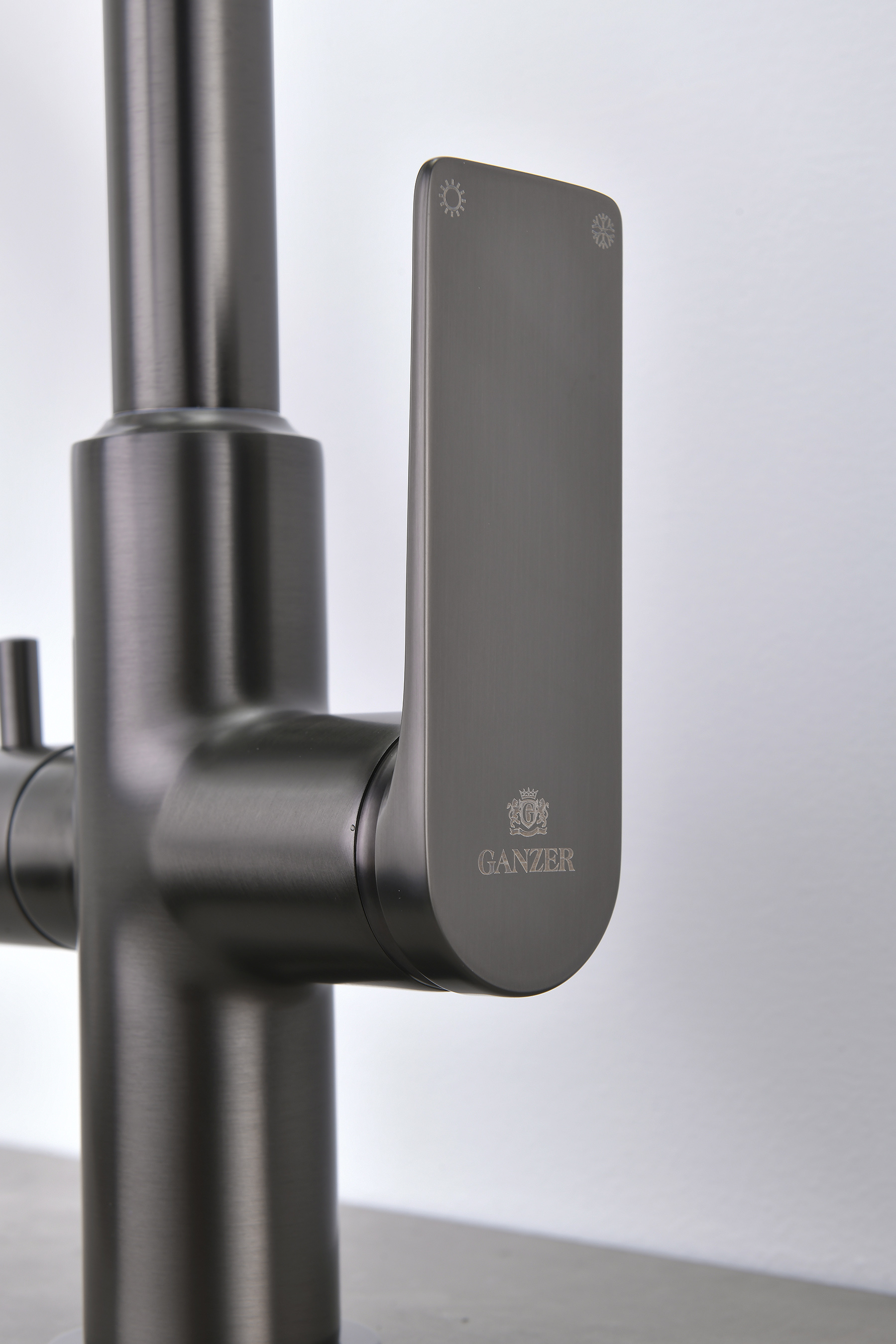 07127-Q Смес. для кухни с гиб МАГ. изл. и под. фильт. (ГРАФИТ+ЧЕР.) GANZER (10/1шт)