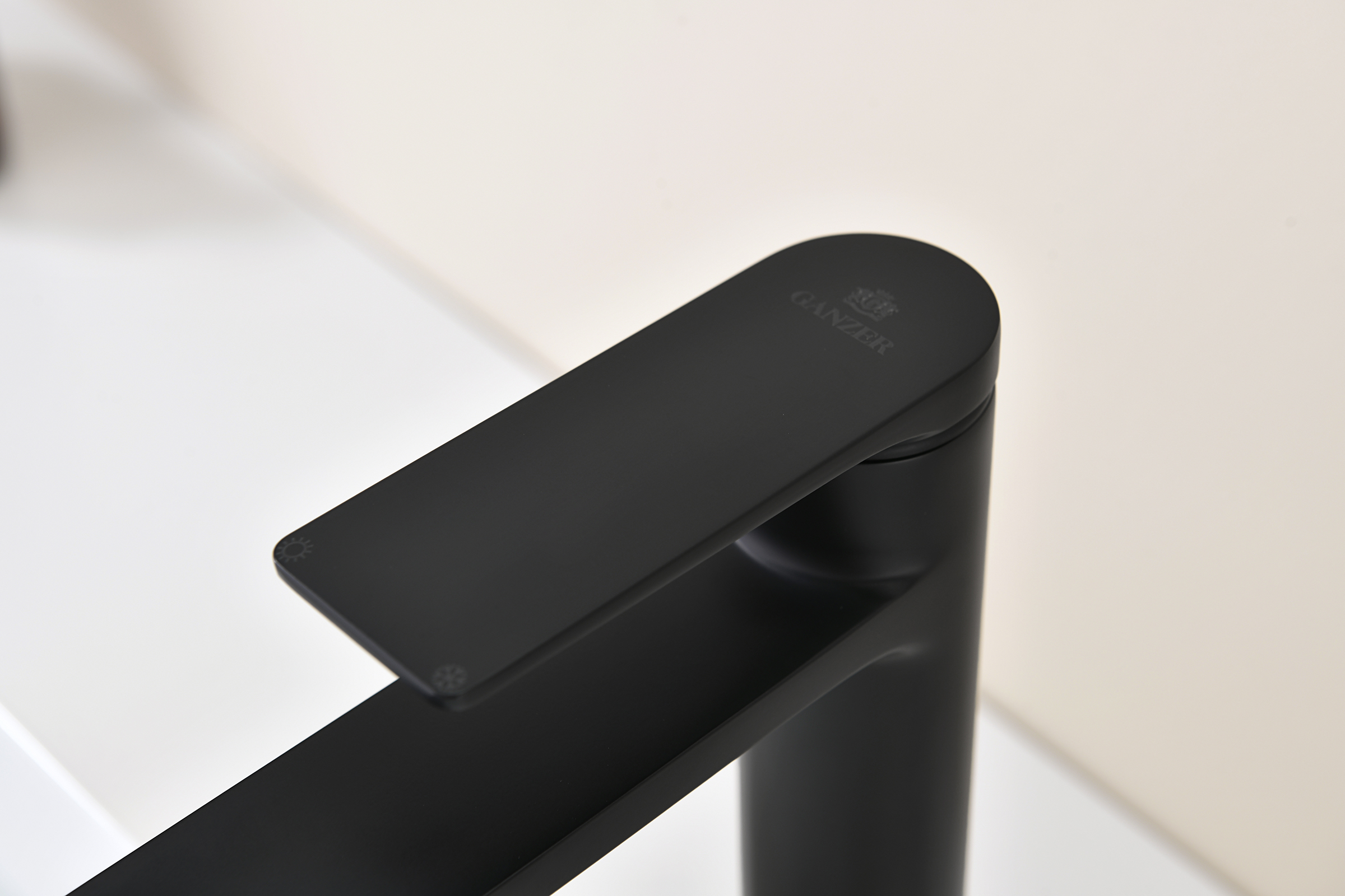 07112-C Смеситель од. для раковины-чаши (ЧЕРНЫЙ) GANZER (10/1шт)