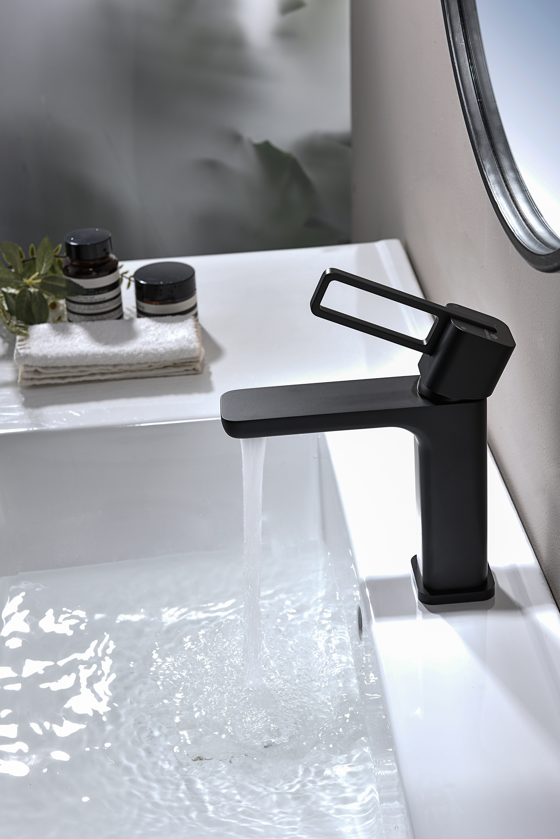 12111-C Смеситель од. для раковины (ЧЕРНЫЙ) GANZER (10/1шт)