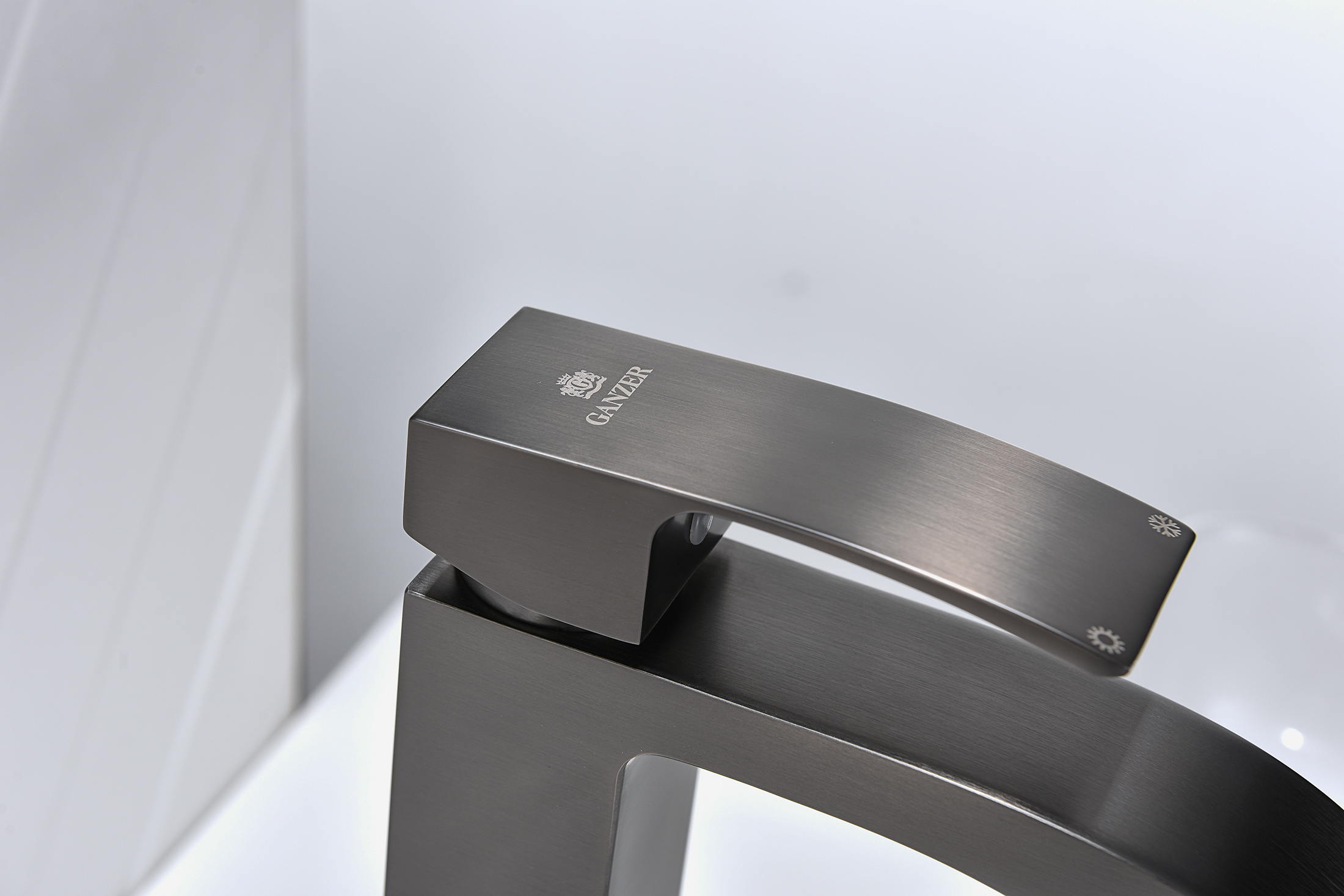 44112-Q Смеситель од. для раковины-чаши (ГРАФИТ) GANZER (10/1шт)