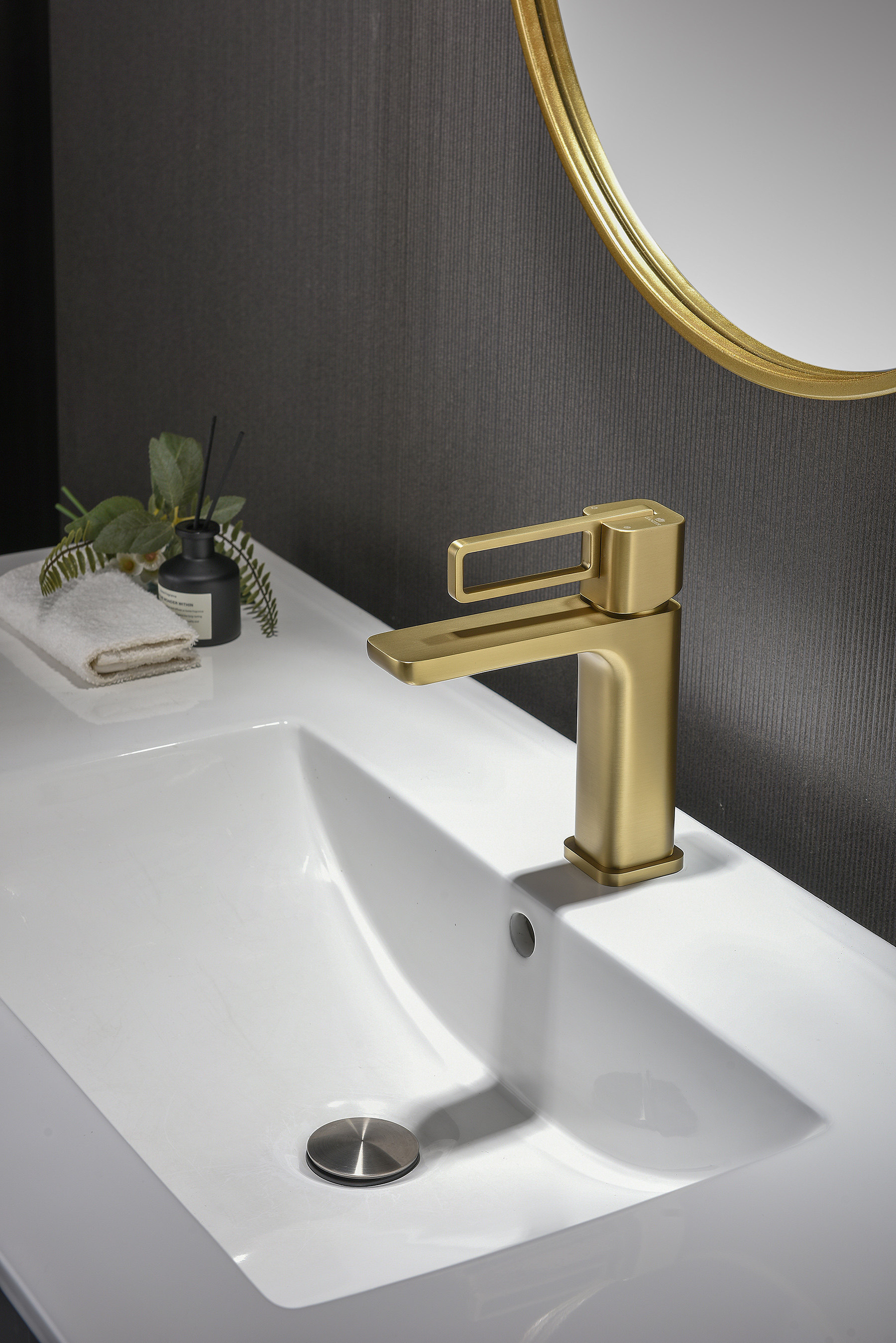 12111-S Смеситель од. для раковины (Мат. Золото) GANZER (10/1шт)