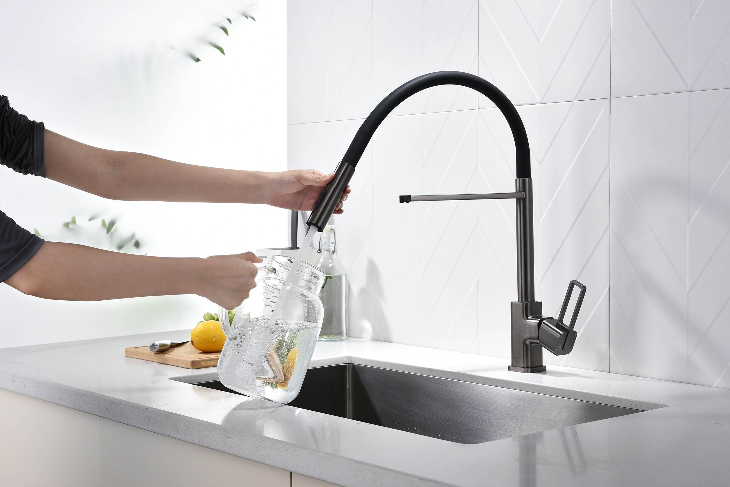 12127-QC Смеситель для кухни с гиб. МАГНИТ. изливом (ГРАФИТ+ЧЕР.) GANZER (10/1шт)