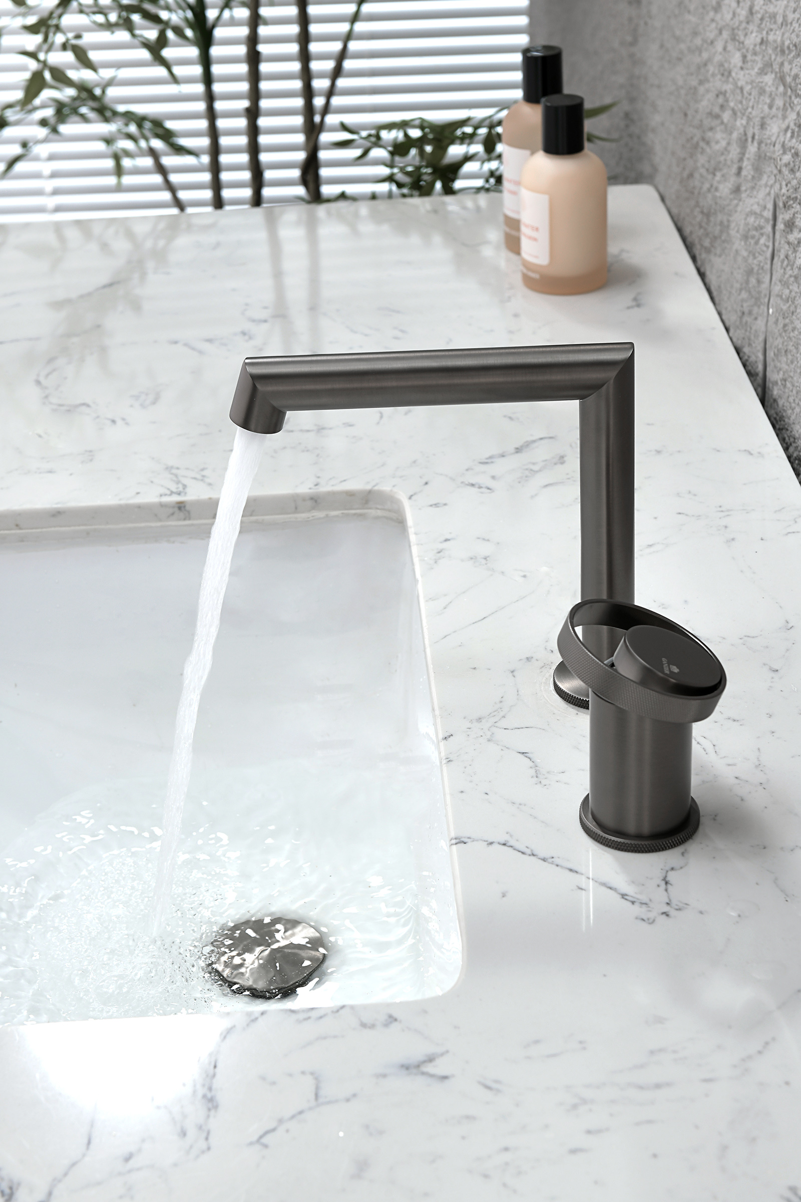 19114-Q Смеситель на борт раковины (2-отв,ГРАФИТ)  GANZER (10/1шт)