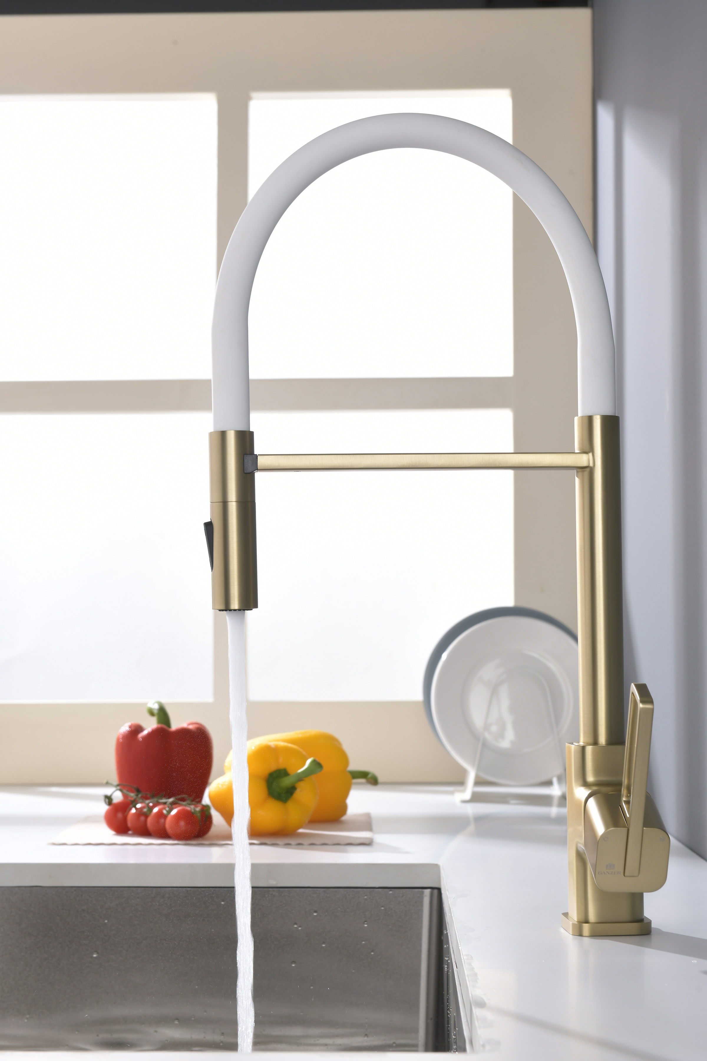 12127-SF Смеситель для кухни с гиб. МАГНИТ. изливом (Мат. Золото+БЕЛЫЙ.) GANZER (10/1шт)