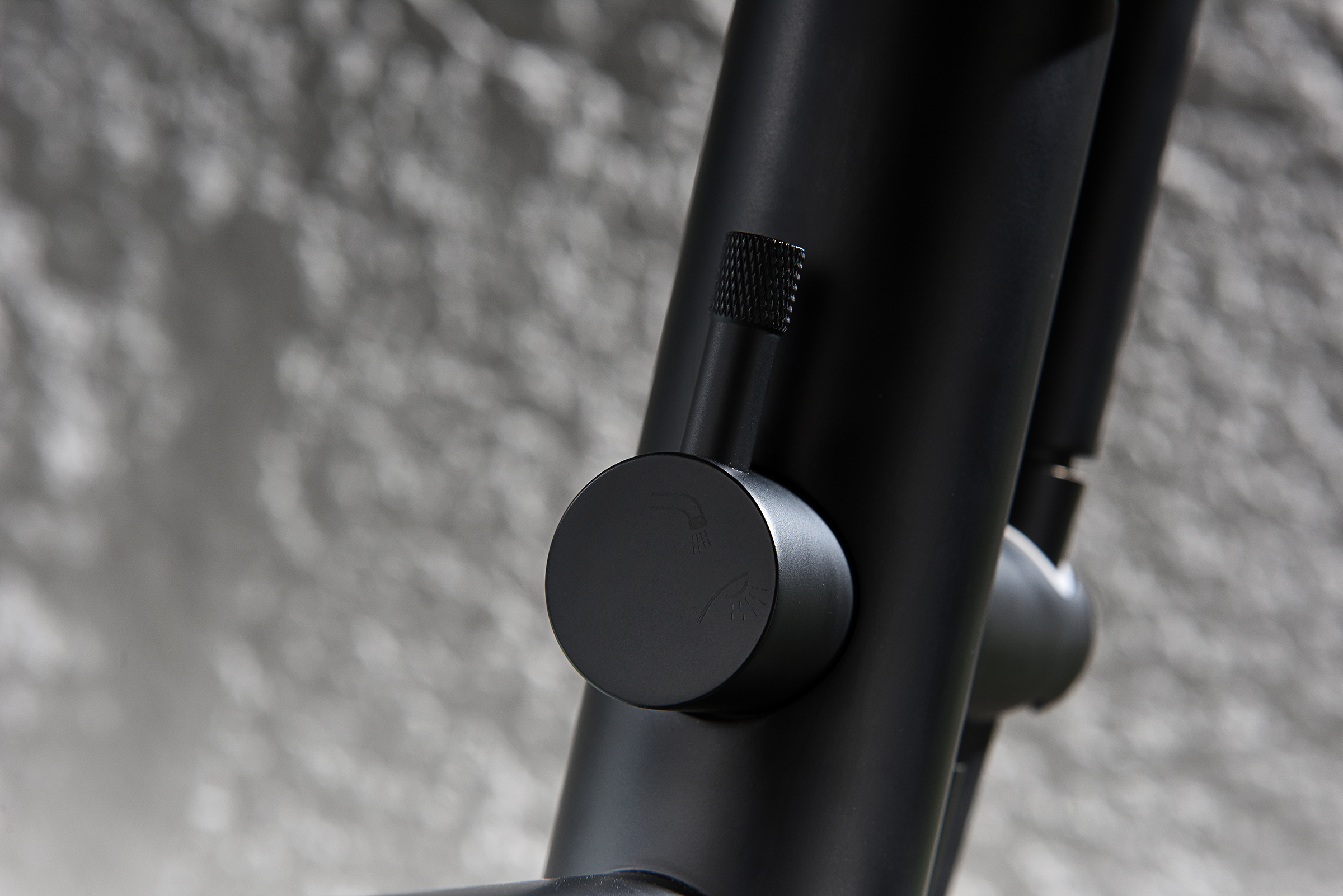 19181-C Смеситель напольный для ванны (ЧЕРНЫЙ) GANZER  (5/1шт)