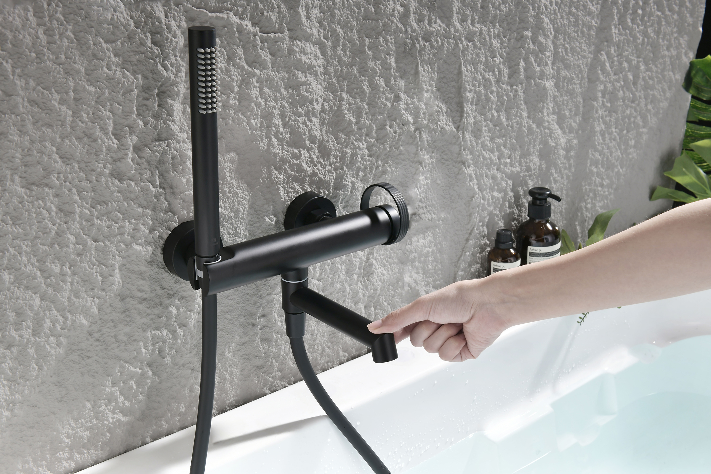 19132-C Смеситель од. для ванны кор. (ЧЕРНЫЙ)  GANZER  (8/1шт)