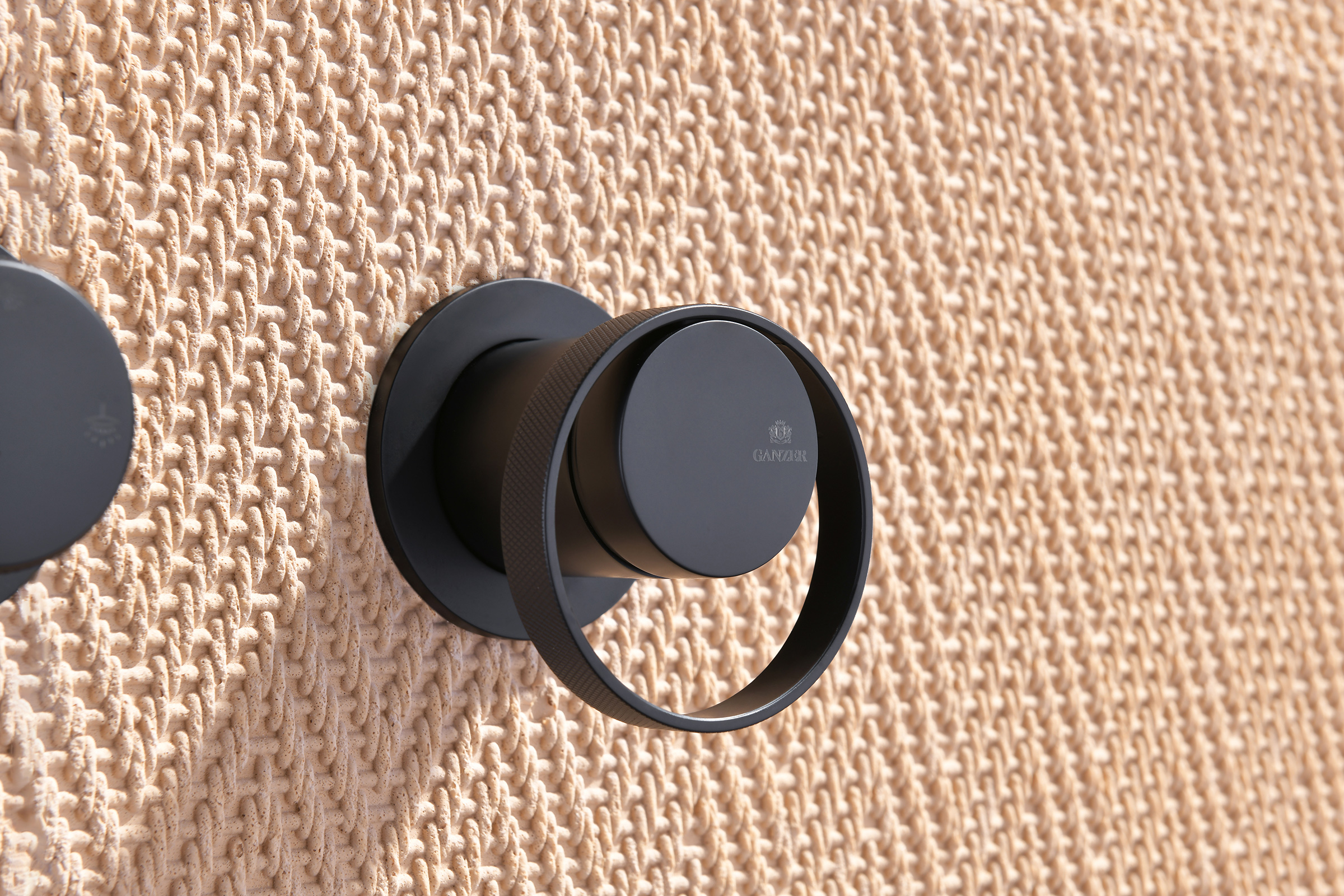 19164-C Встроенный смес для душа с 2-функ. (ЧЕРНЫЙ) GANZER  (6/1шт)