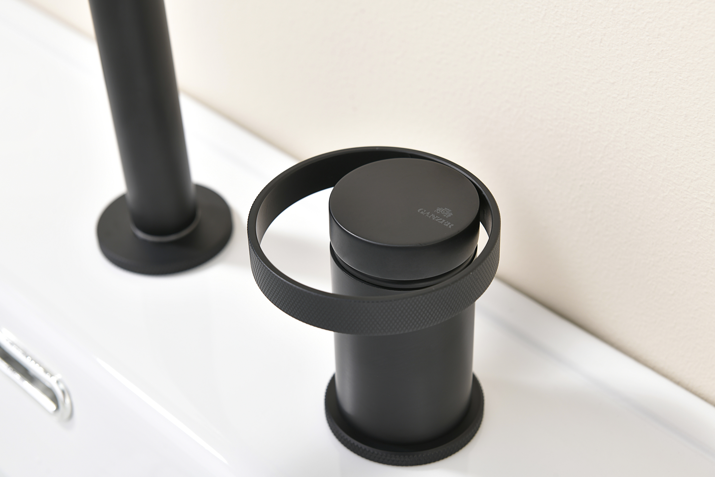 19114-C Смеситель на борт раковины (2-отв,ЧЕРНЫЙ)  GANZER (10/1шт)