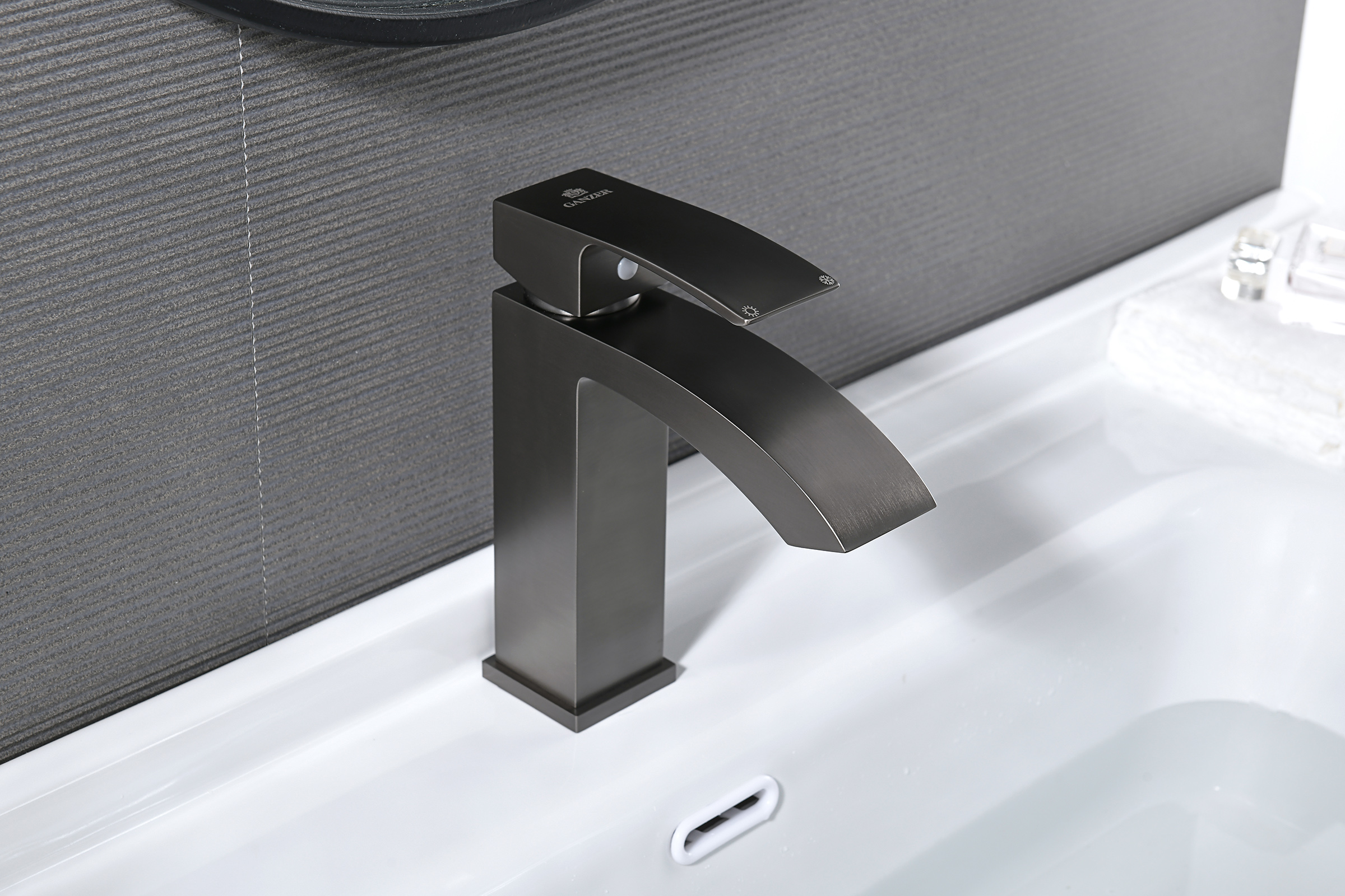 44111-Q Смеситель од. для раковины (ГРАФИТ) GANZER (10/1шт)