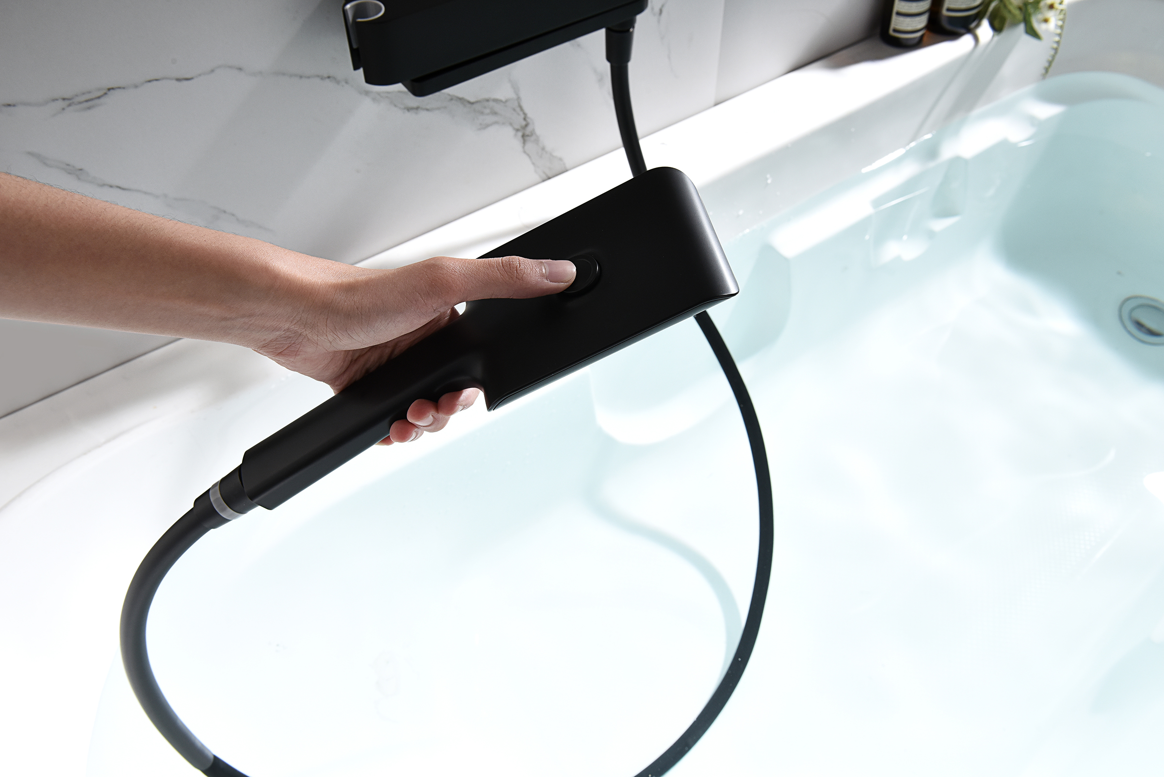 07132-C Смеситель од. для ванны кор. (ЧЕРНЫЙ)  GANZER  (8/1шт)