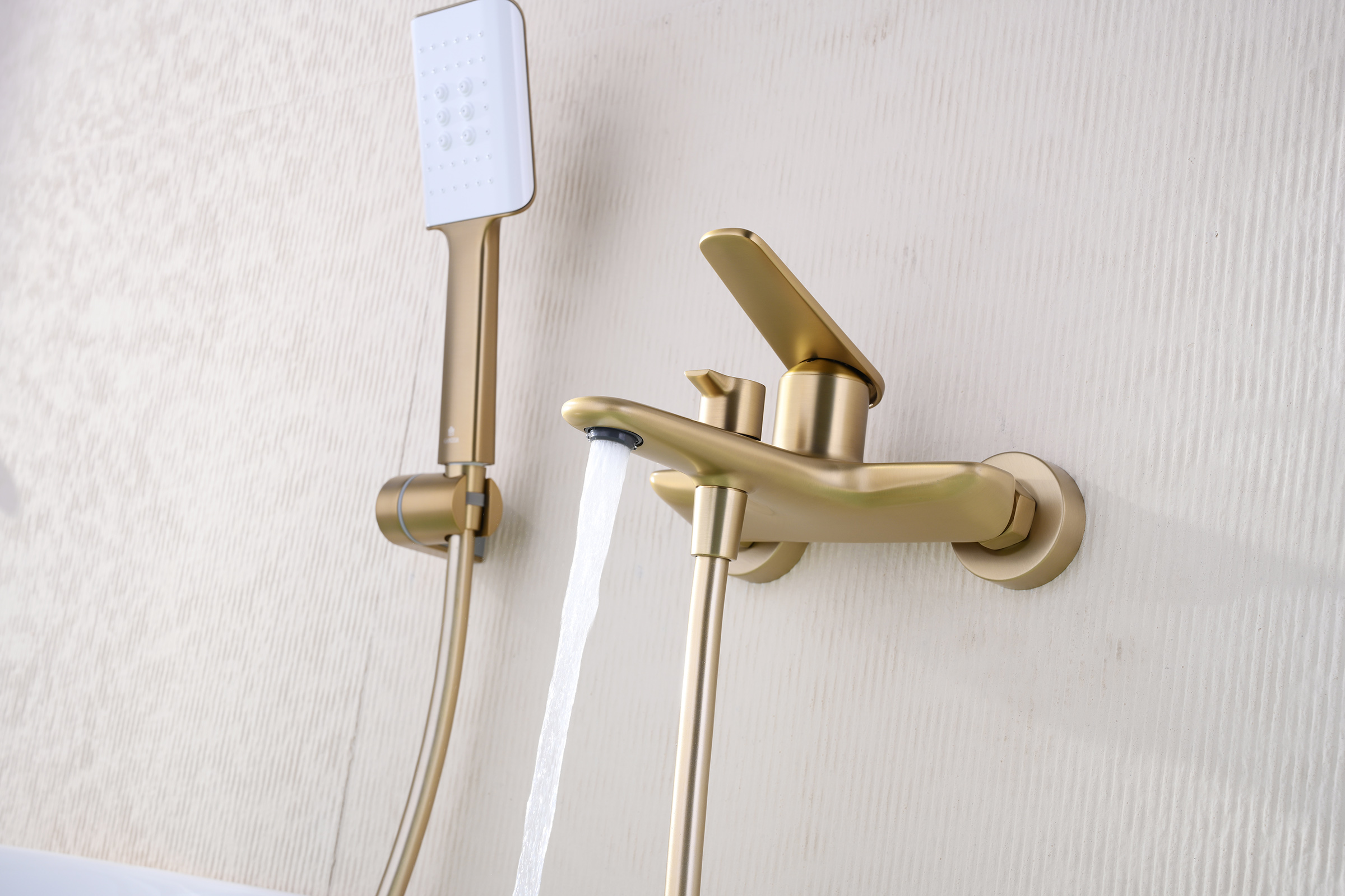 02131-S Смеситель од. для ванны кор. (Мат. Золото)  GANZER  (8/1шт)