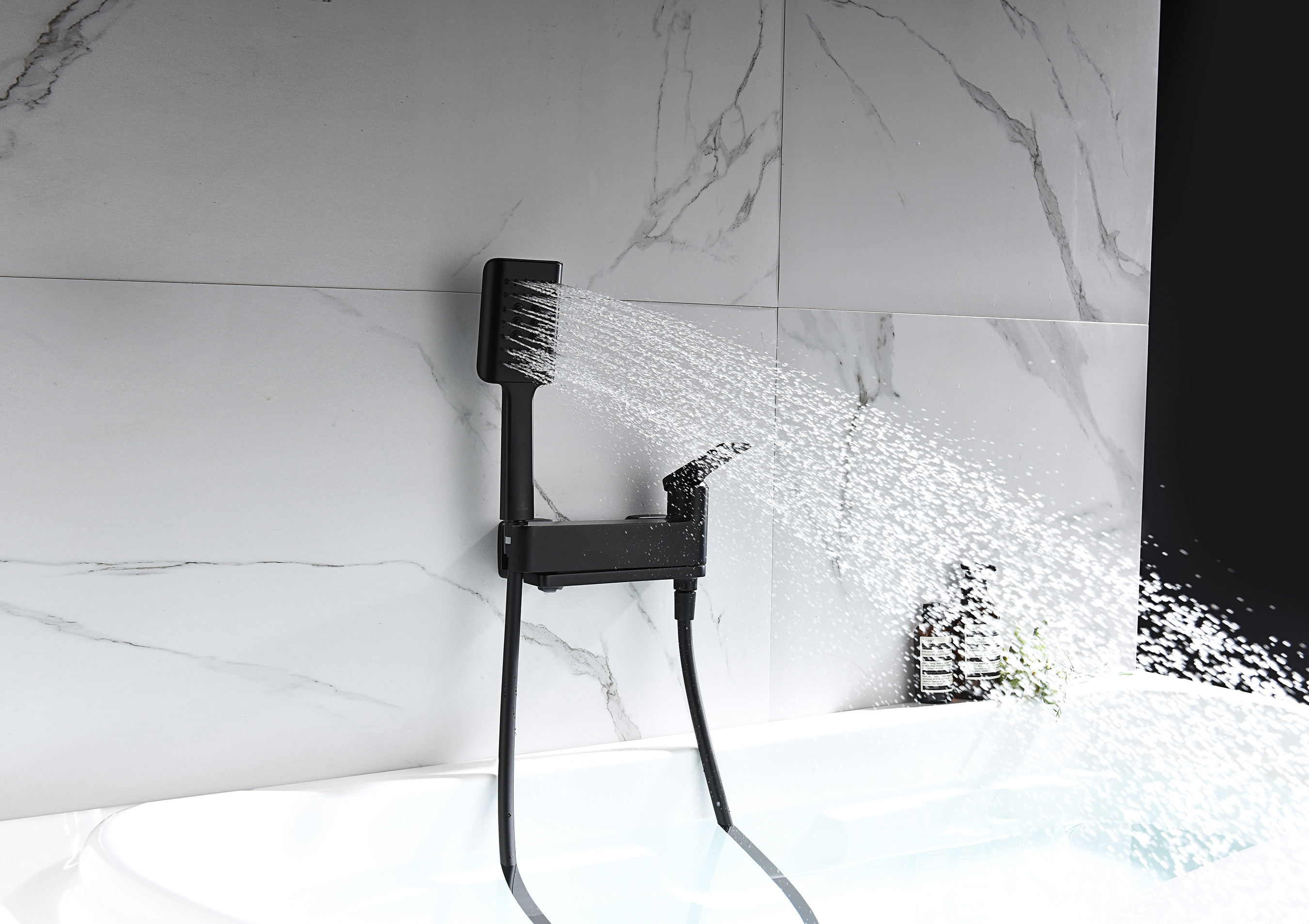 07132-C Смеситель од. для ванны кор. (ЧЕРНЫЙ)  GANZER  (8/1шт)